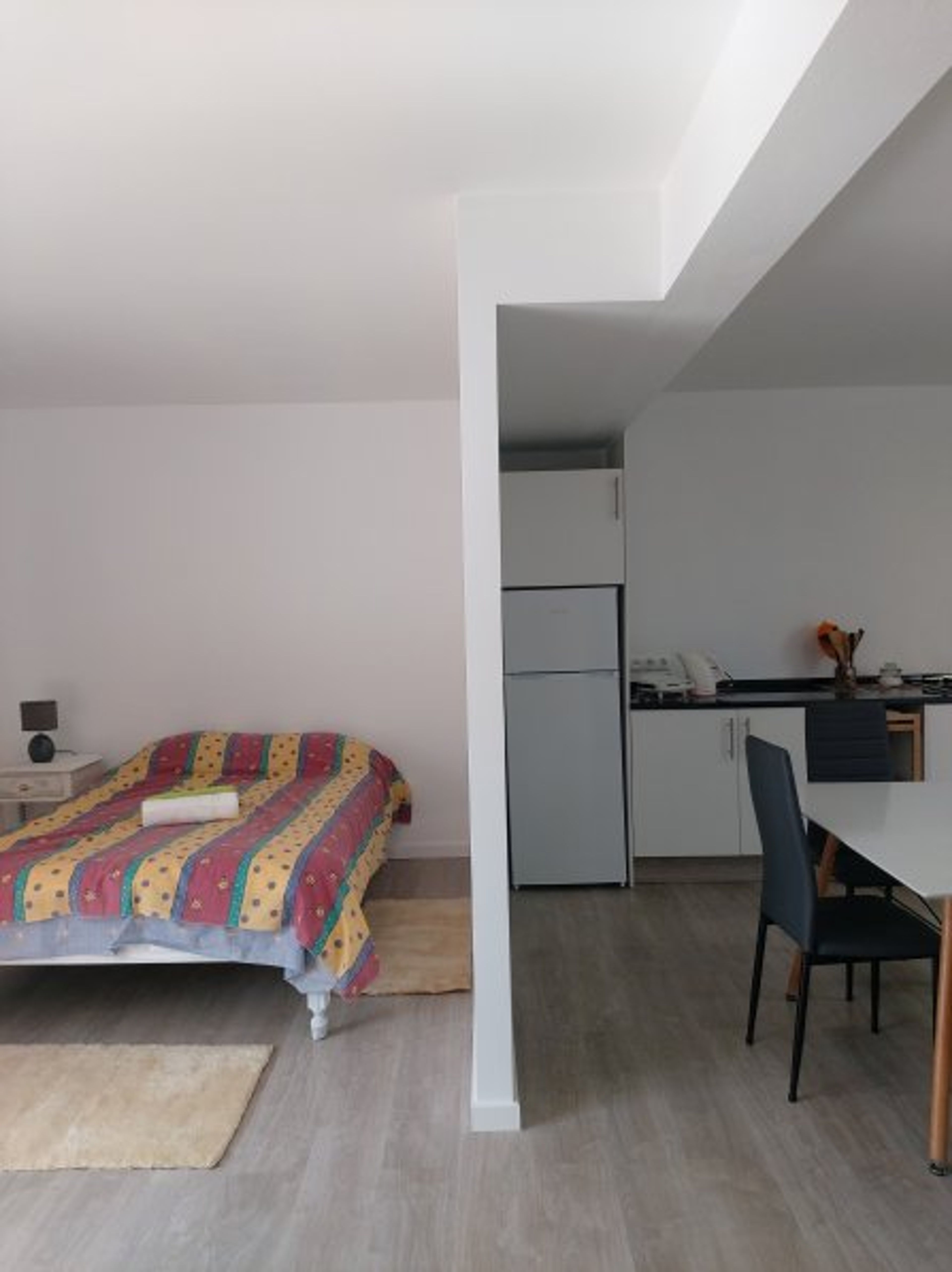 wall between sleeping and kitchen area