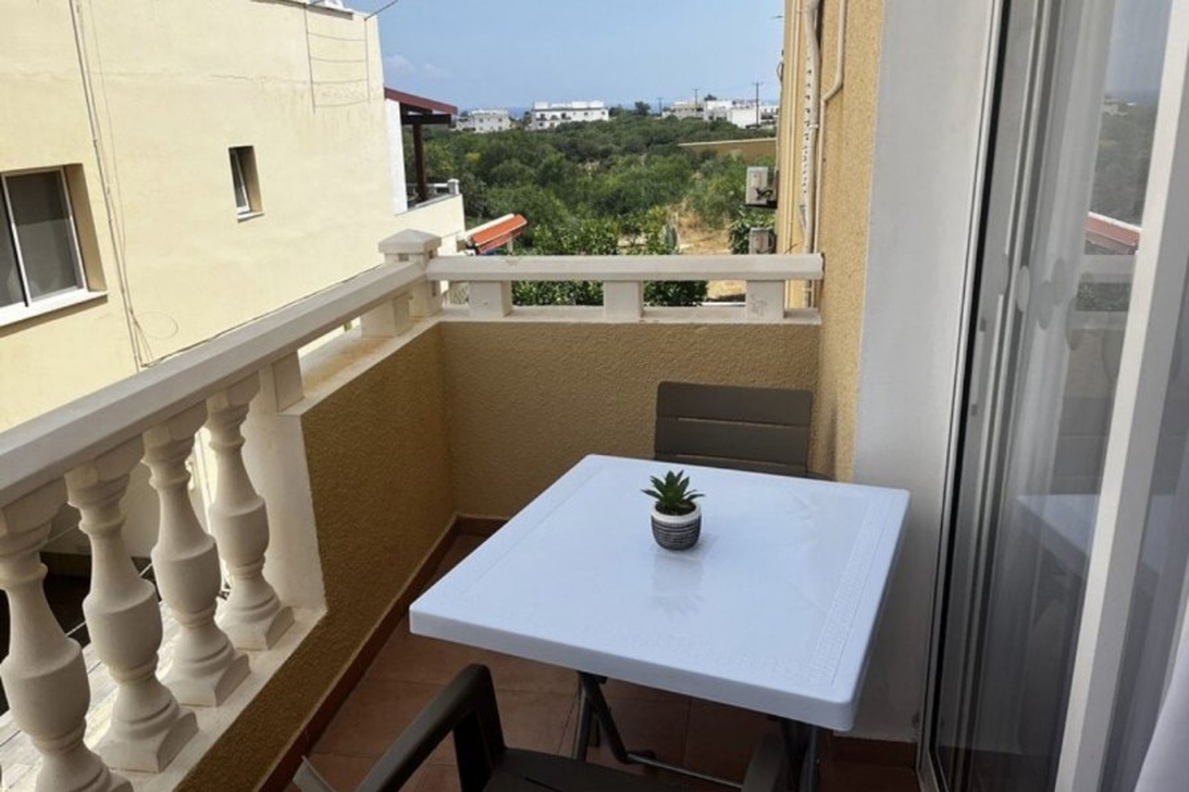 Balcony with 4 chairs 