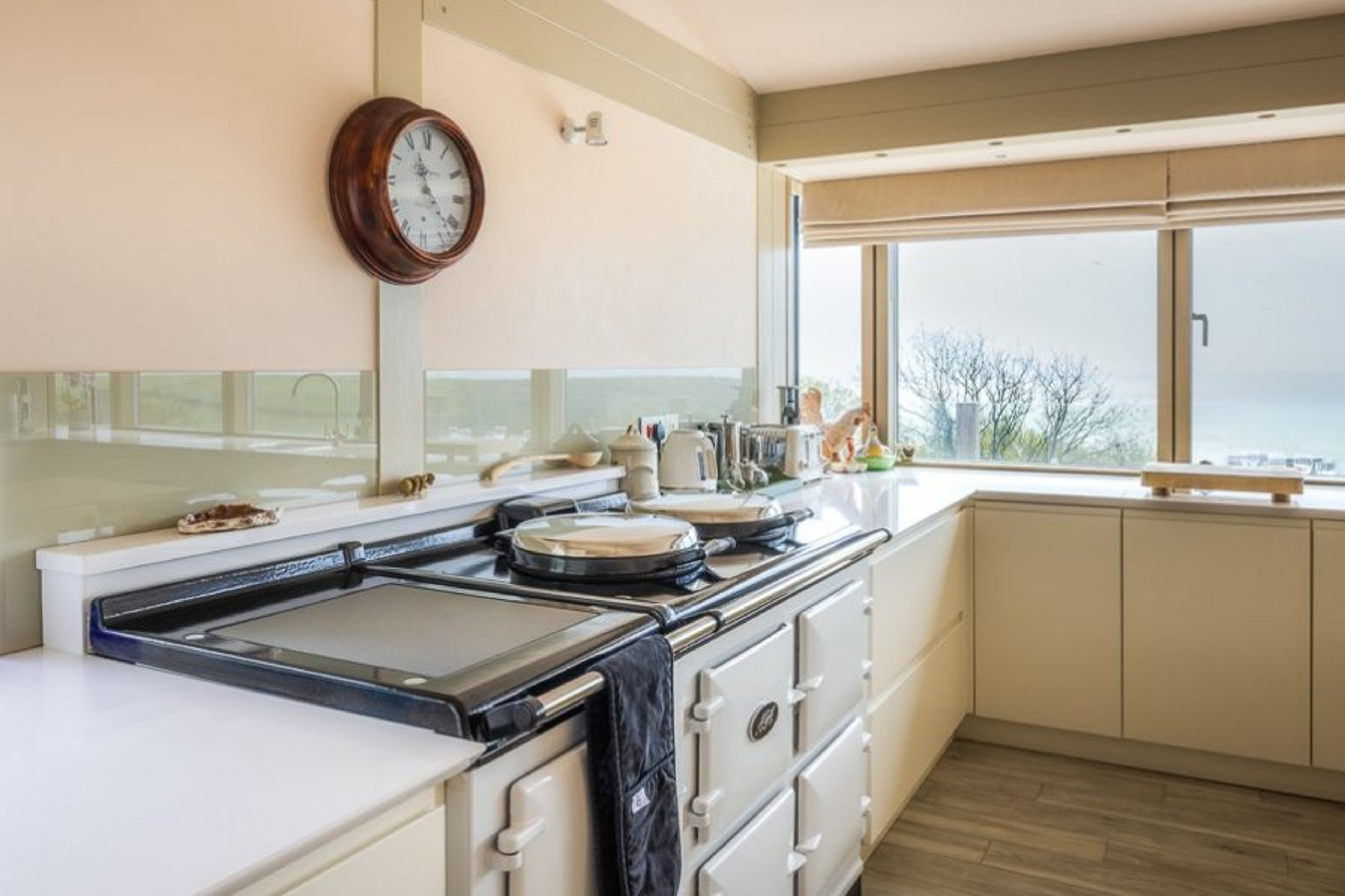 Kitchen with sea view