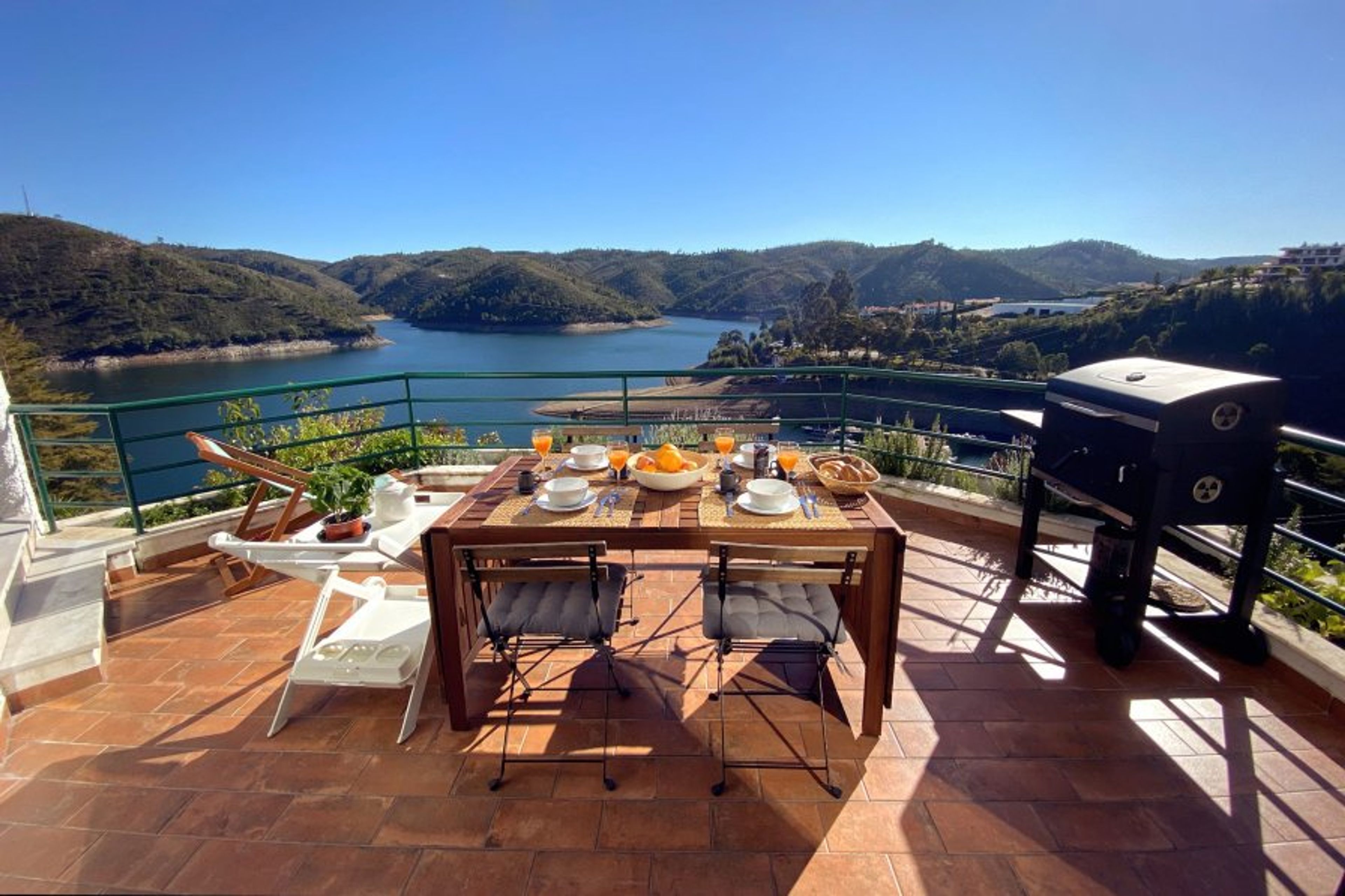 Have breakfast with breathtaking views of the lake.