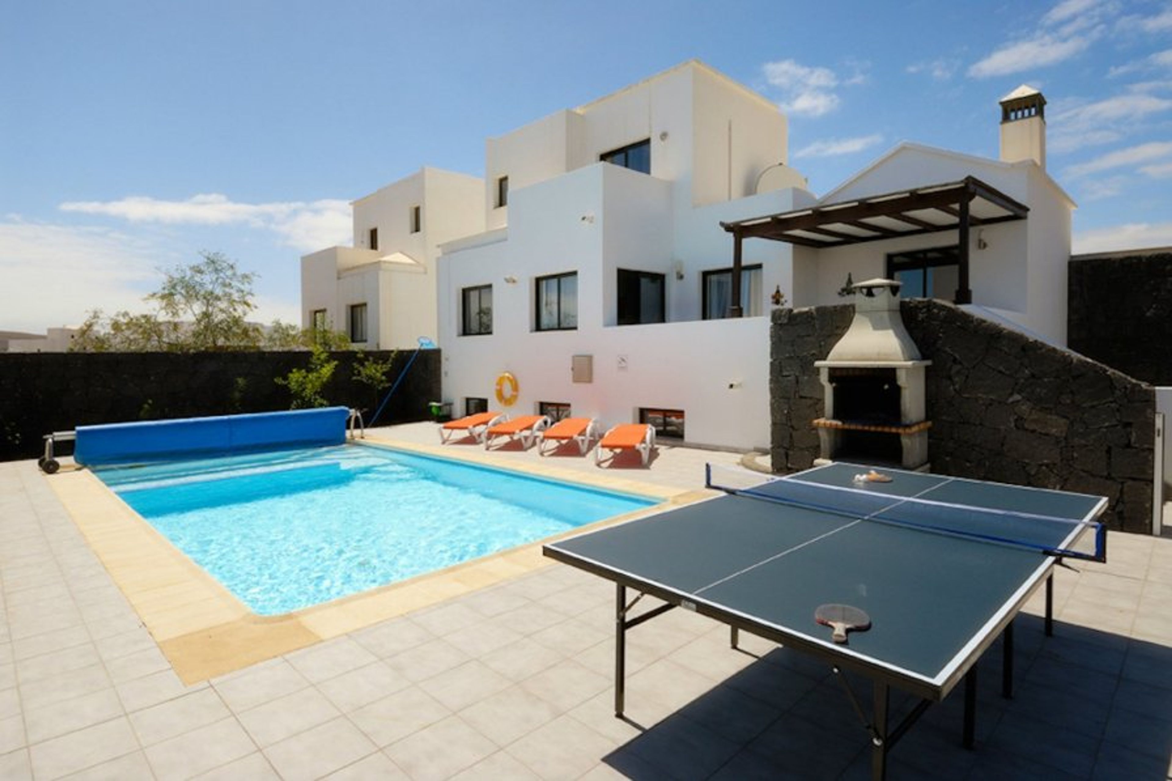 The pool garden, with table tennis 