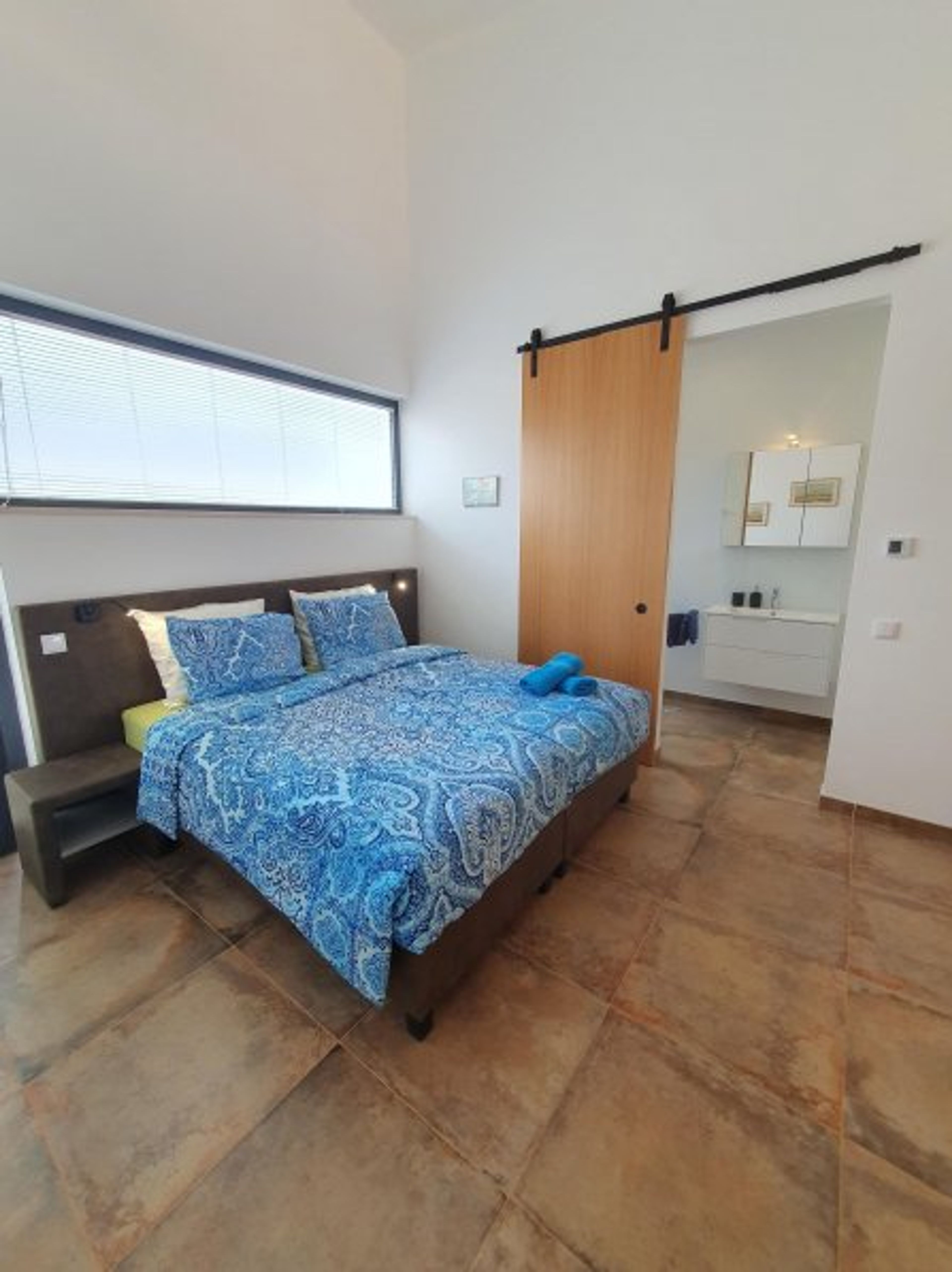 Bedroom with an outside door direction swimmingpool. 