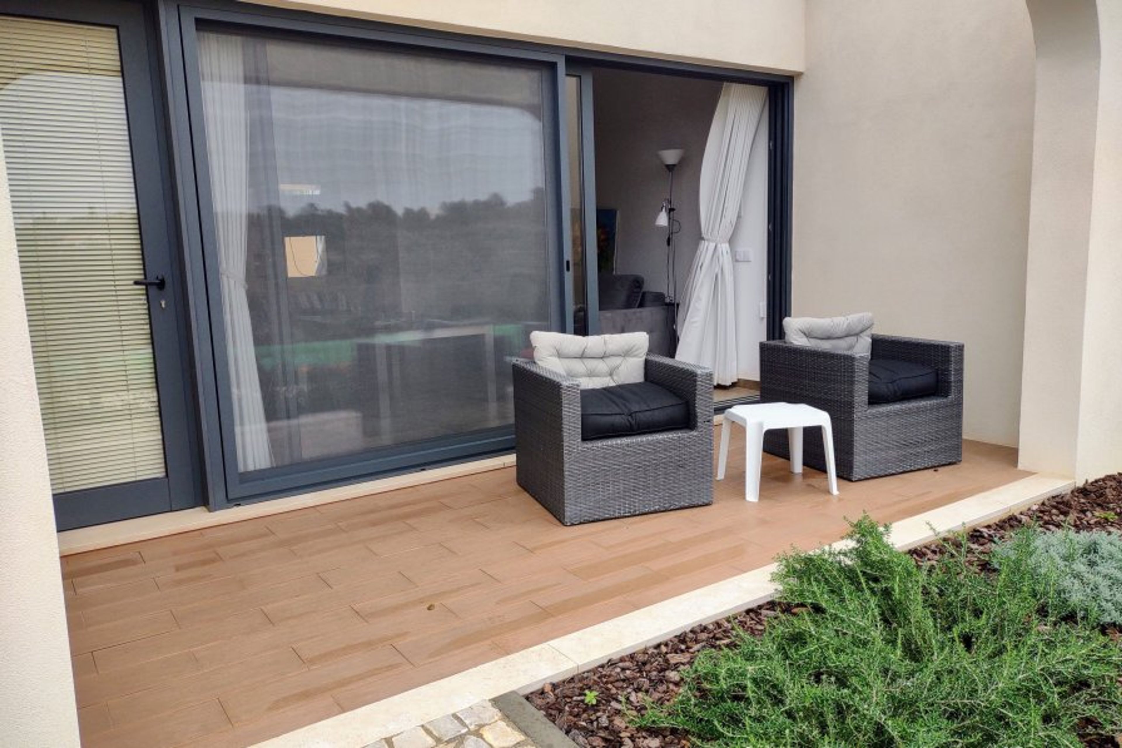 Terrace at the front with sliding doors and musquito screens.