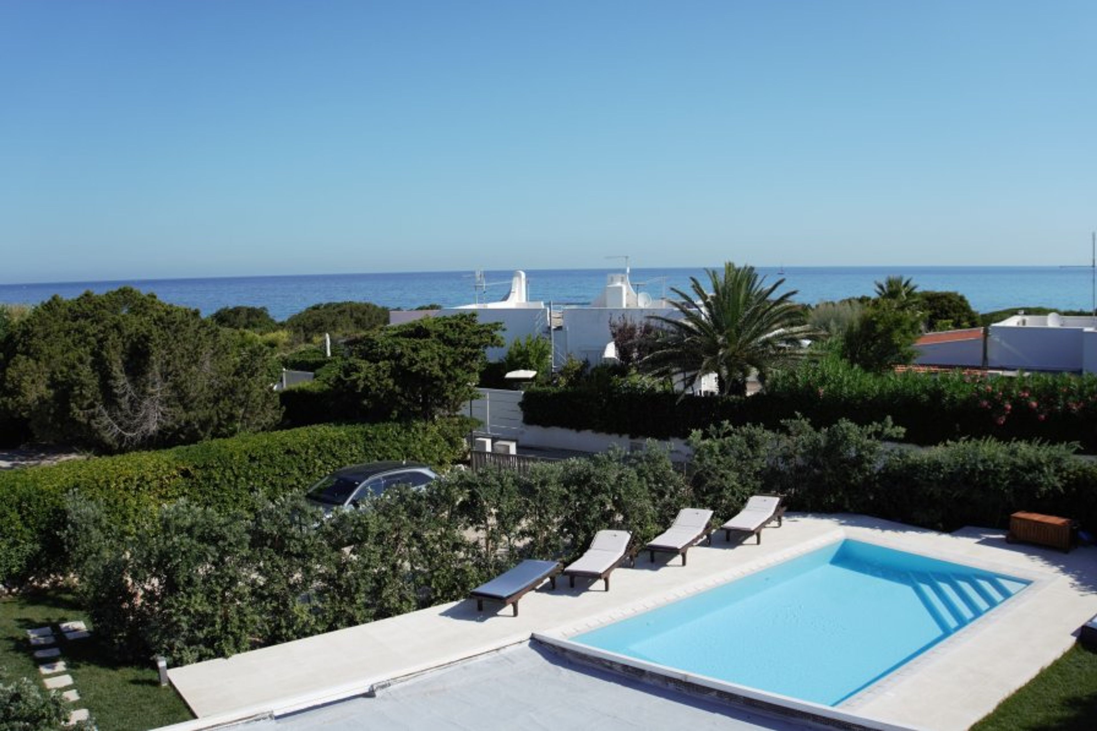 Piscina, parcheggio e a 100 metri il mare.