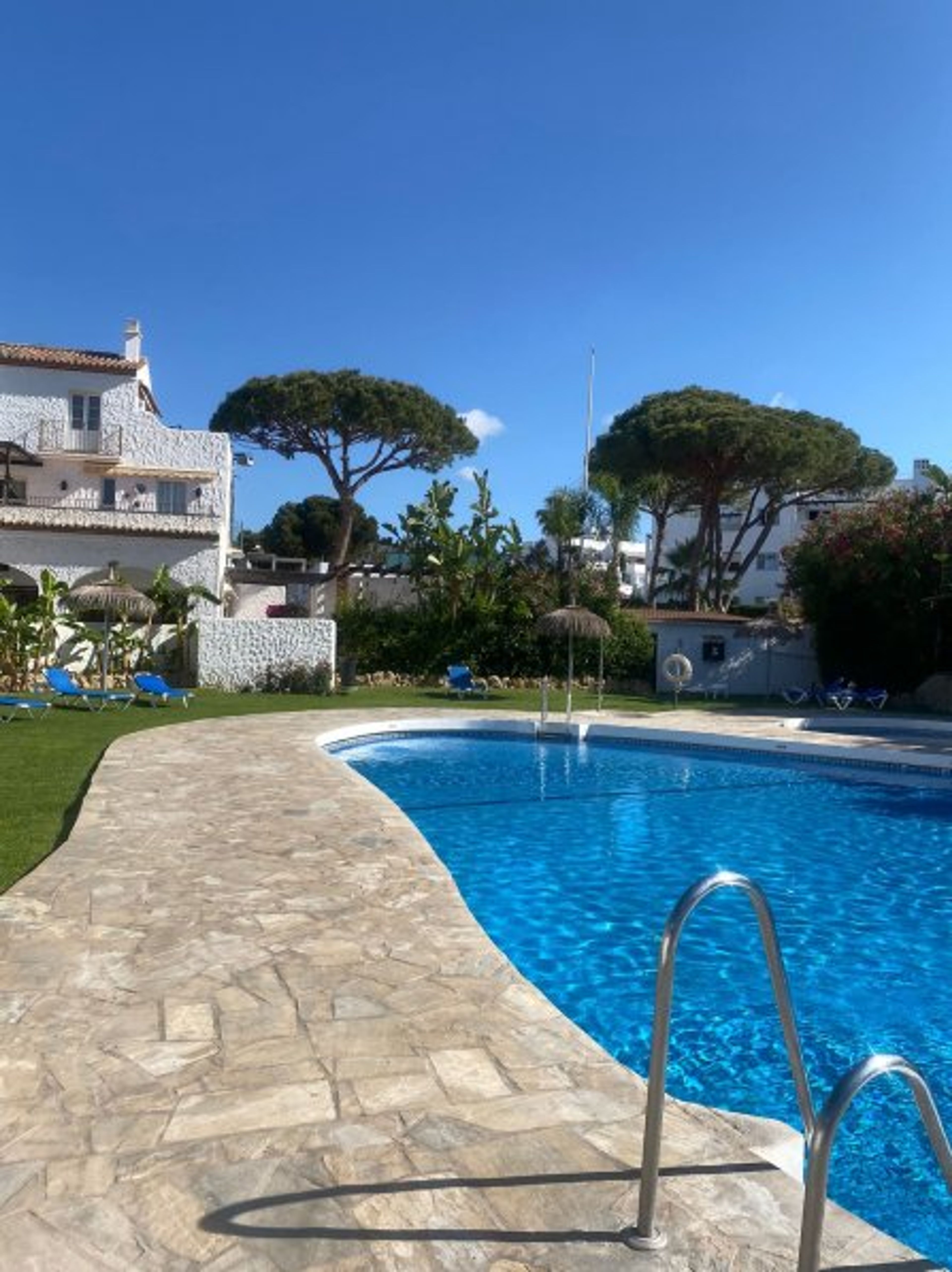 Relax in the spacious studio, with private grounds and pool. surrounde