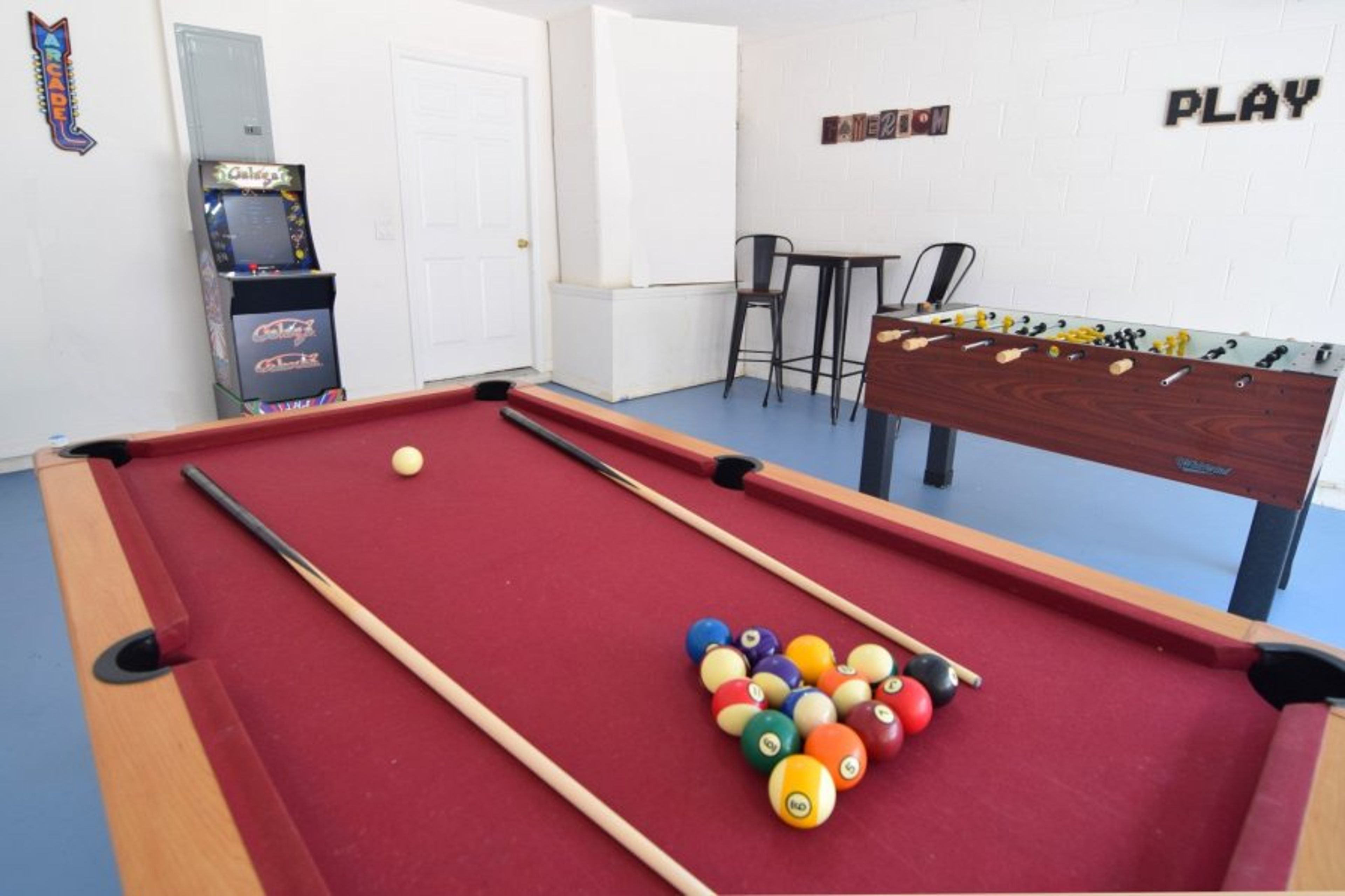 Stylish 3 bed pool home, games room and arcade, Disney 12 miles ...