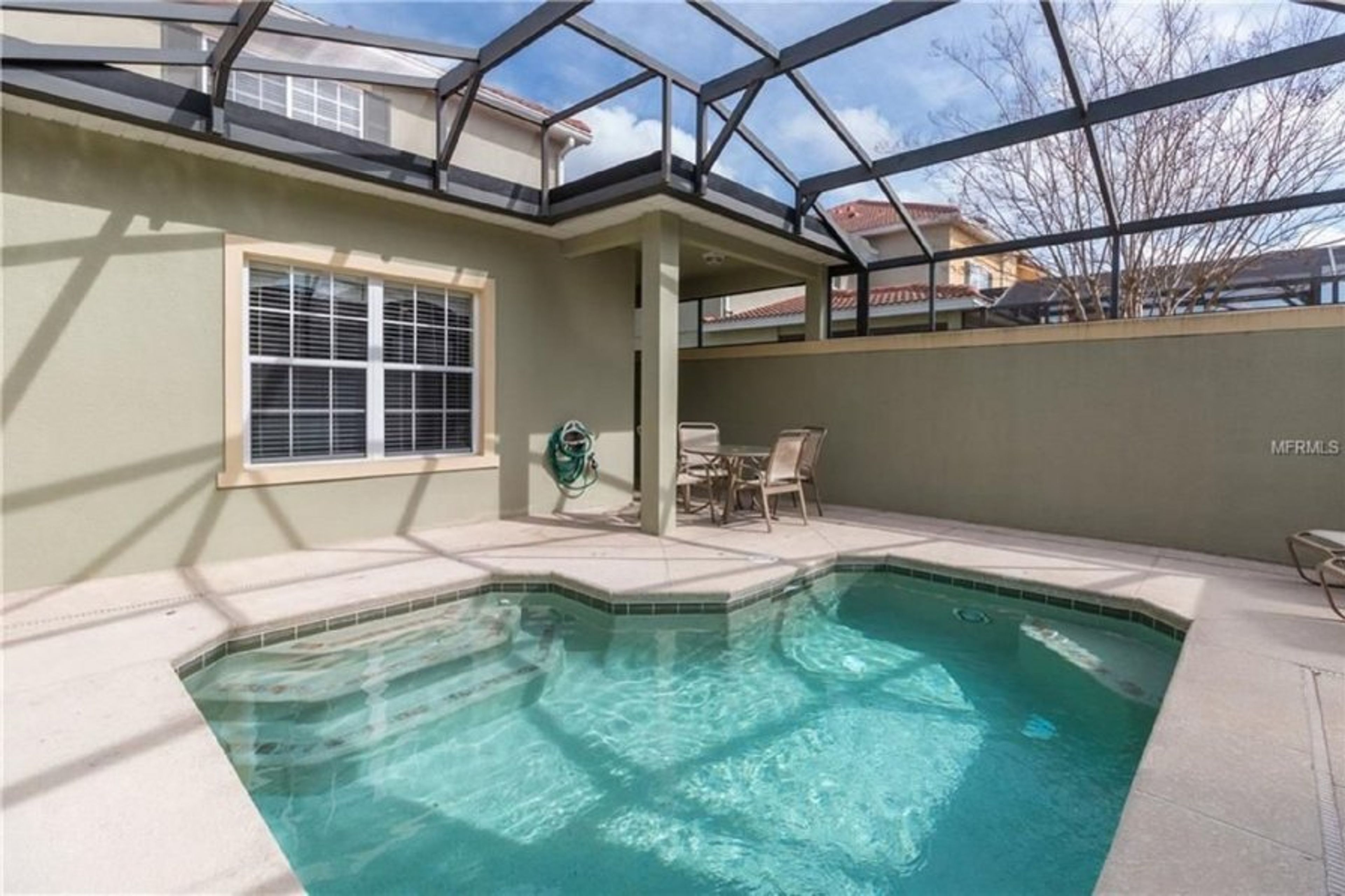 Private south-facing splash pool