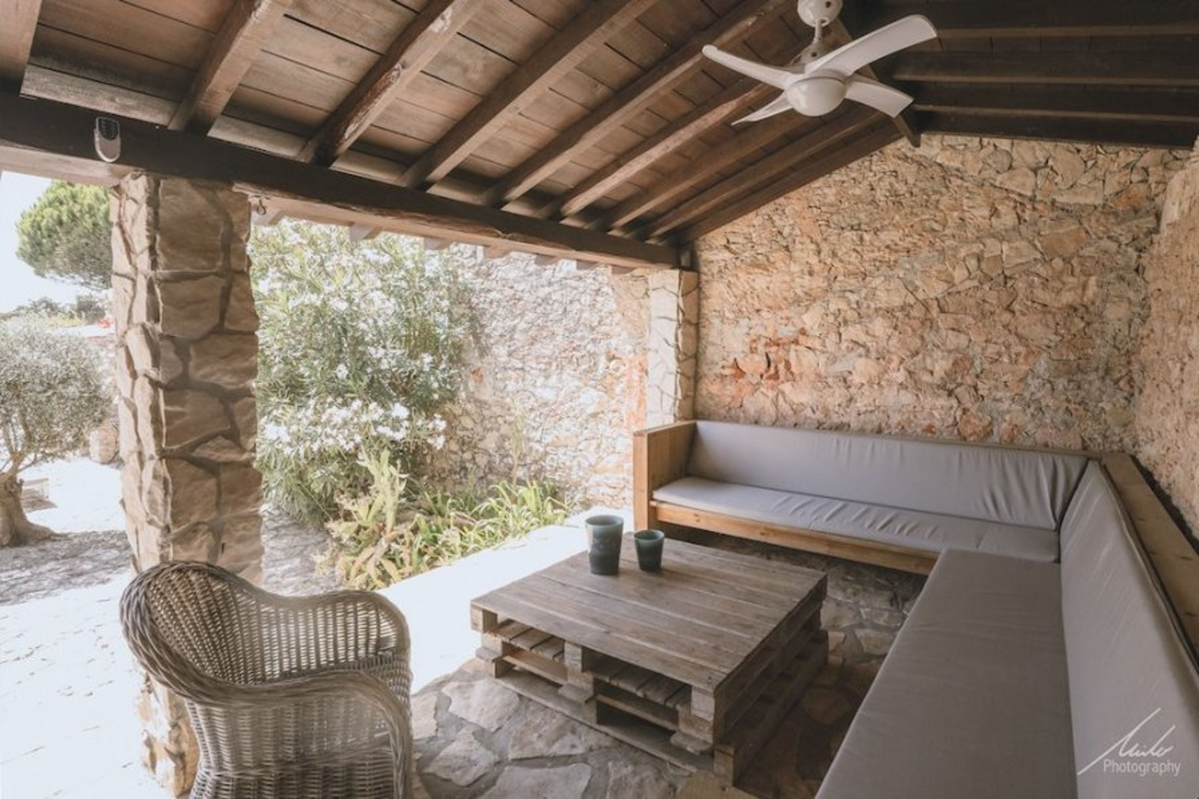 Quinta Charlotte covered lounge.