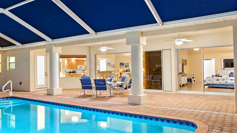Villa in USA, Cape Coral: The illuminated pool and covered terrace create an inviting setting for ..
