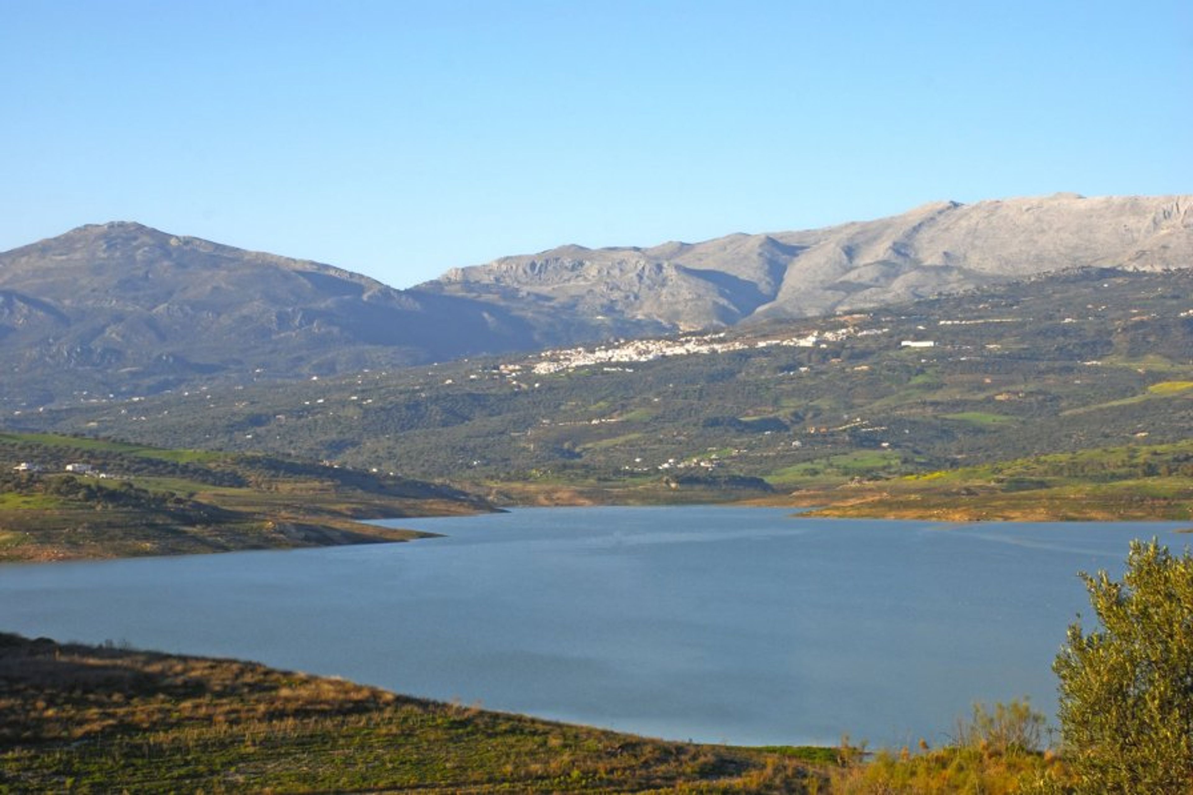 Let yourself be surprised by the beauty of Periana's surroundings.