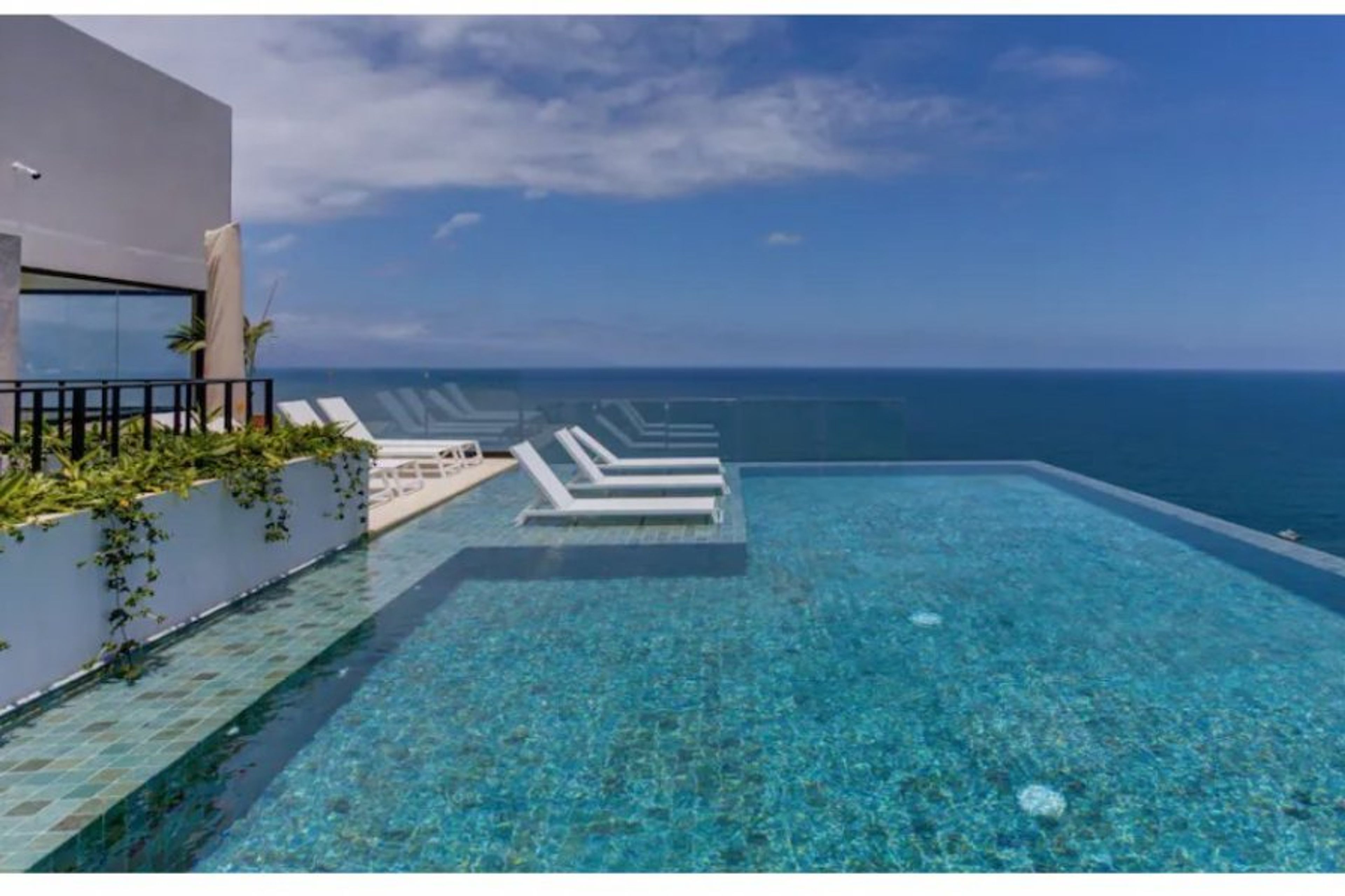 360 degree views from the rooftop infinity pool!