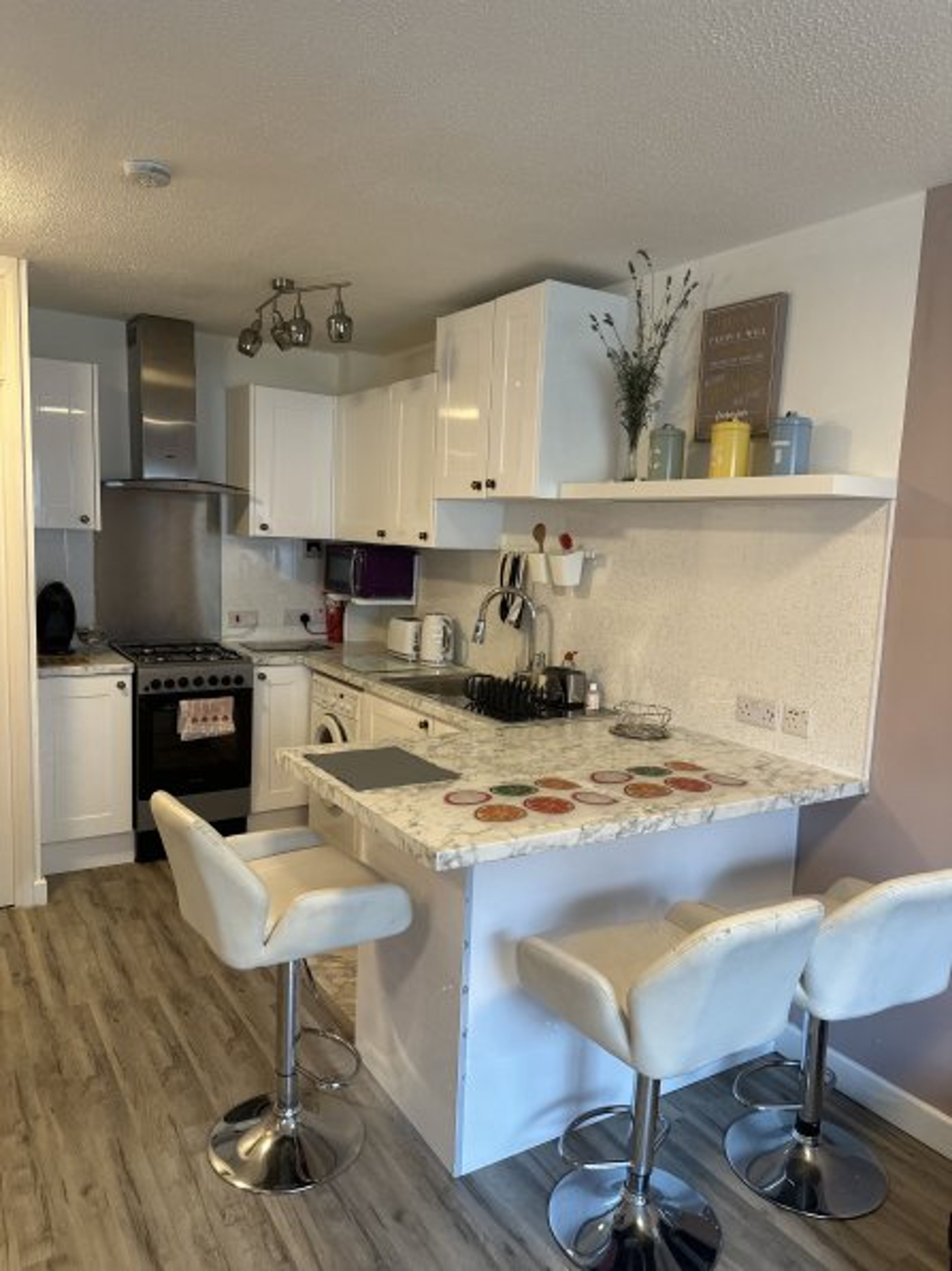 Kitchen- lounge area