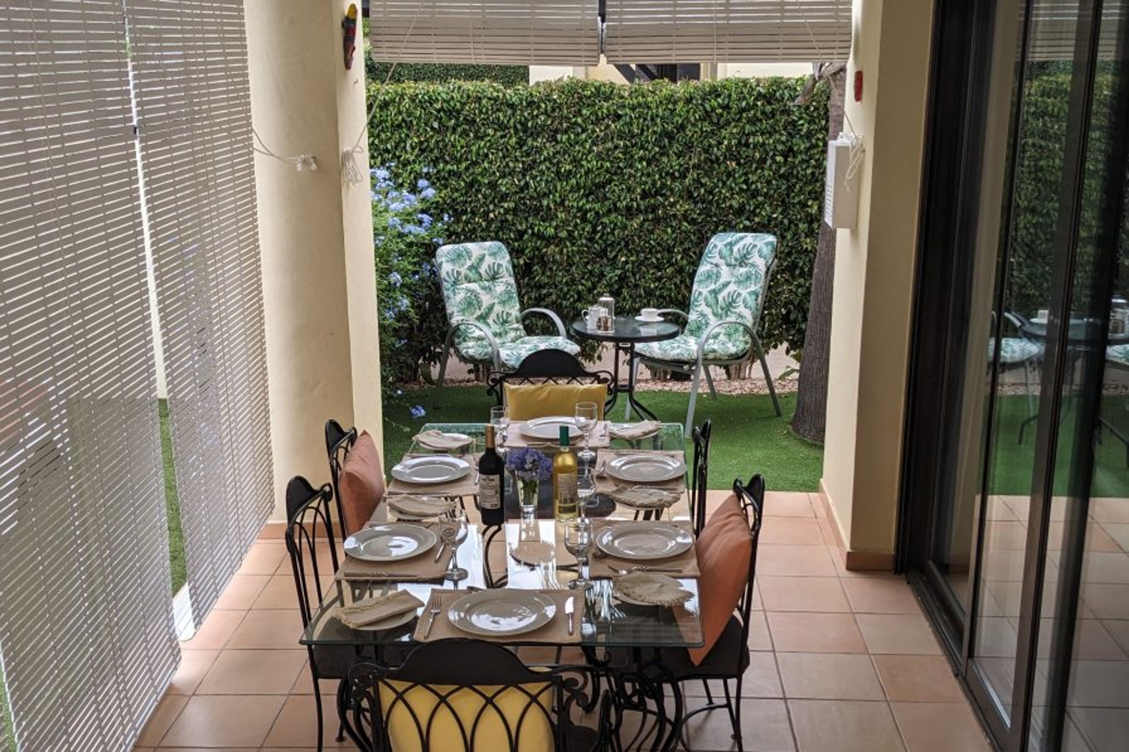 Alfresco dining for 6.Covered with lighting and air cool fan