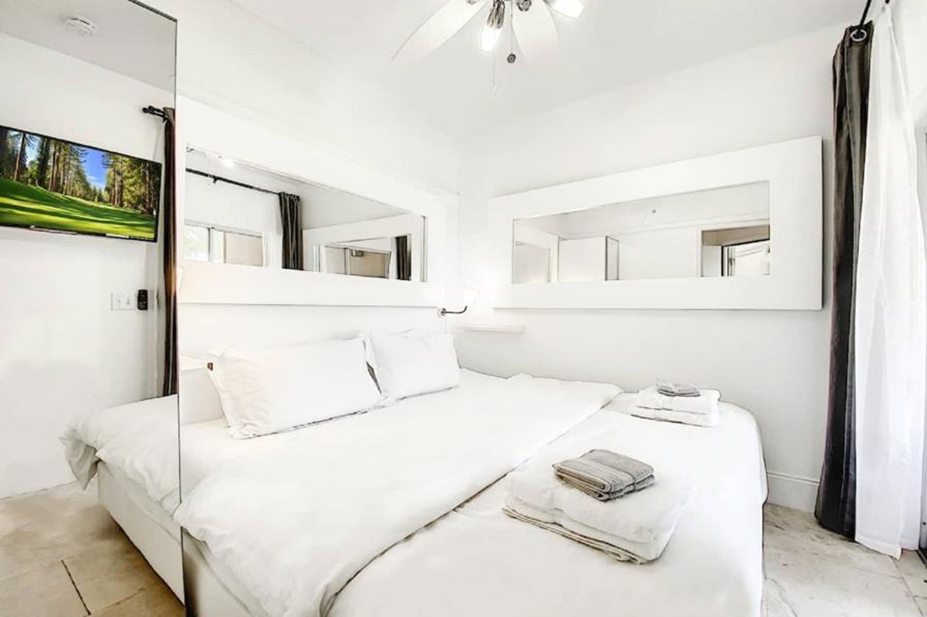 Bedroom with 1 King or 2 Twin Beds
