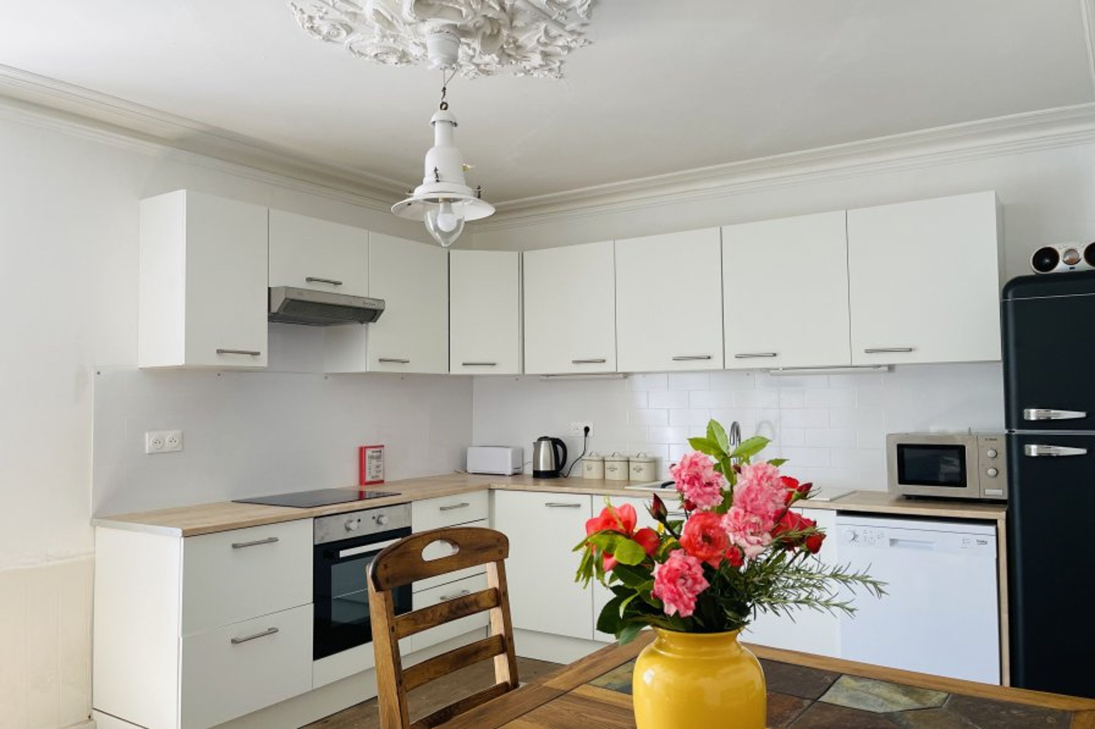 fully fitted kitchen with dishwasher and space for 6 dining 