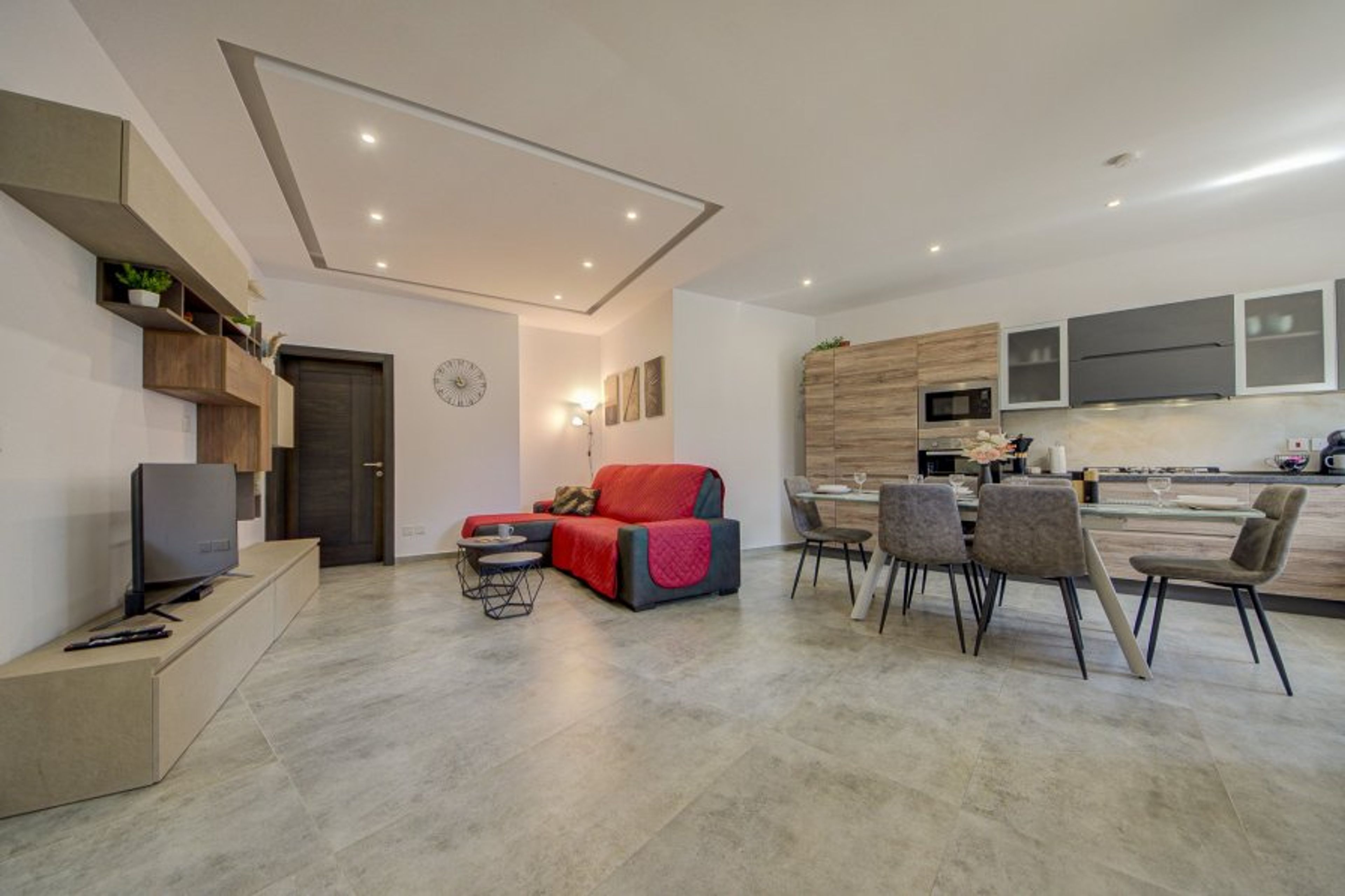 Open plan living room and kitchen 
Extendable dining table to fit 6 