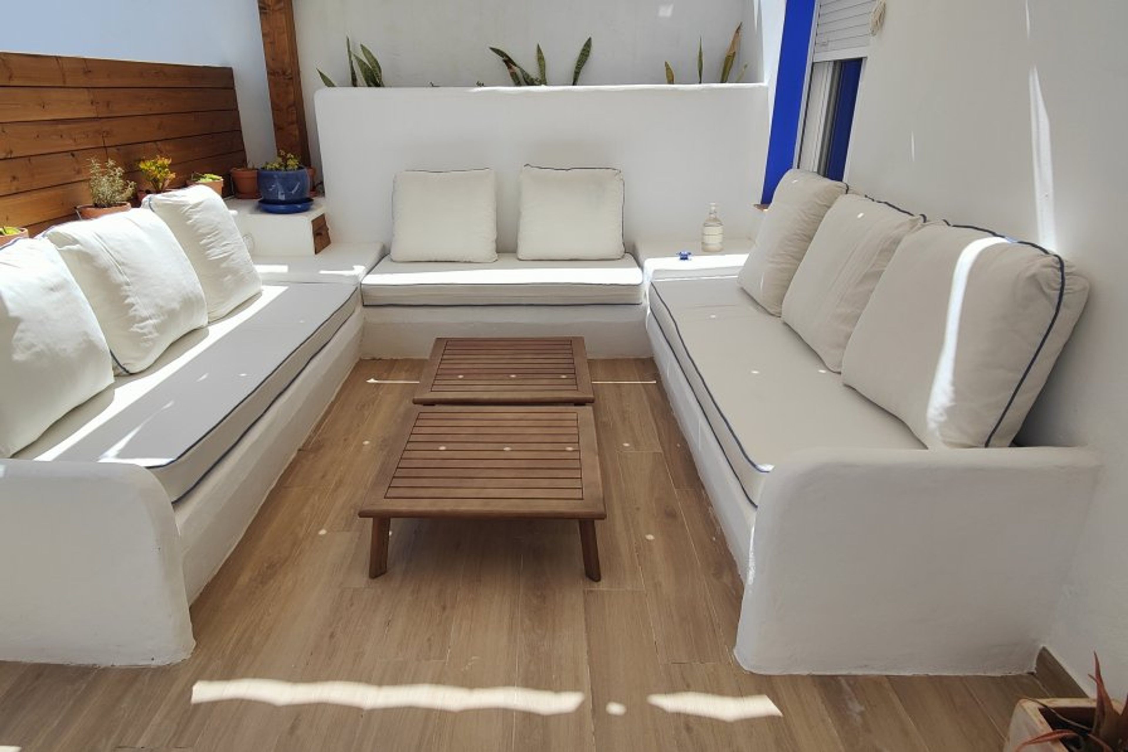 Private Yard. Living area with capacity for more than 10 people