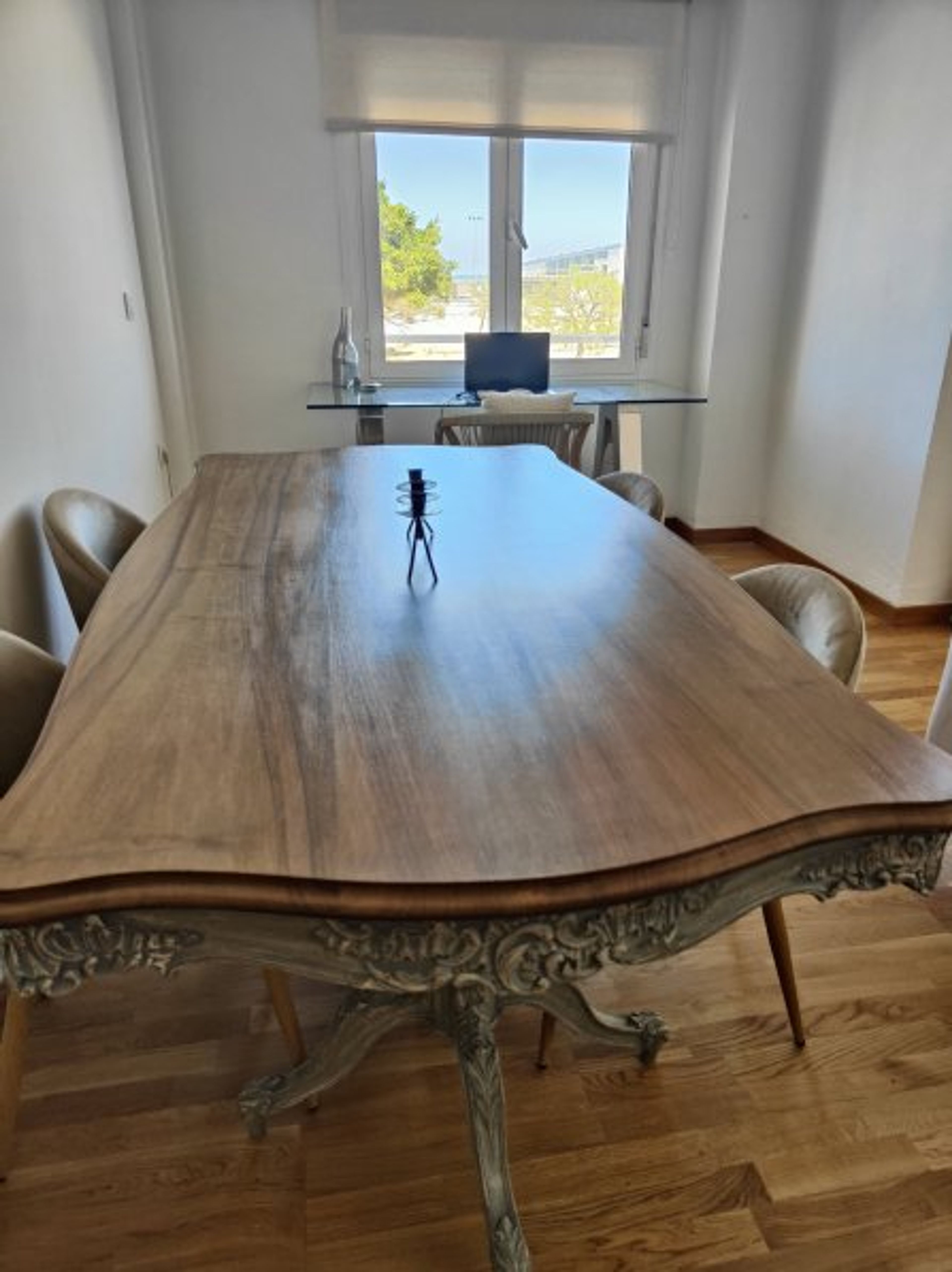 8-seater dining room. Restored 80 year old table.Oak floor.Sea ​​views