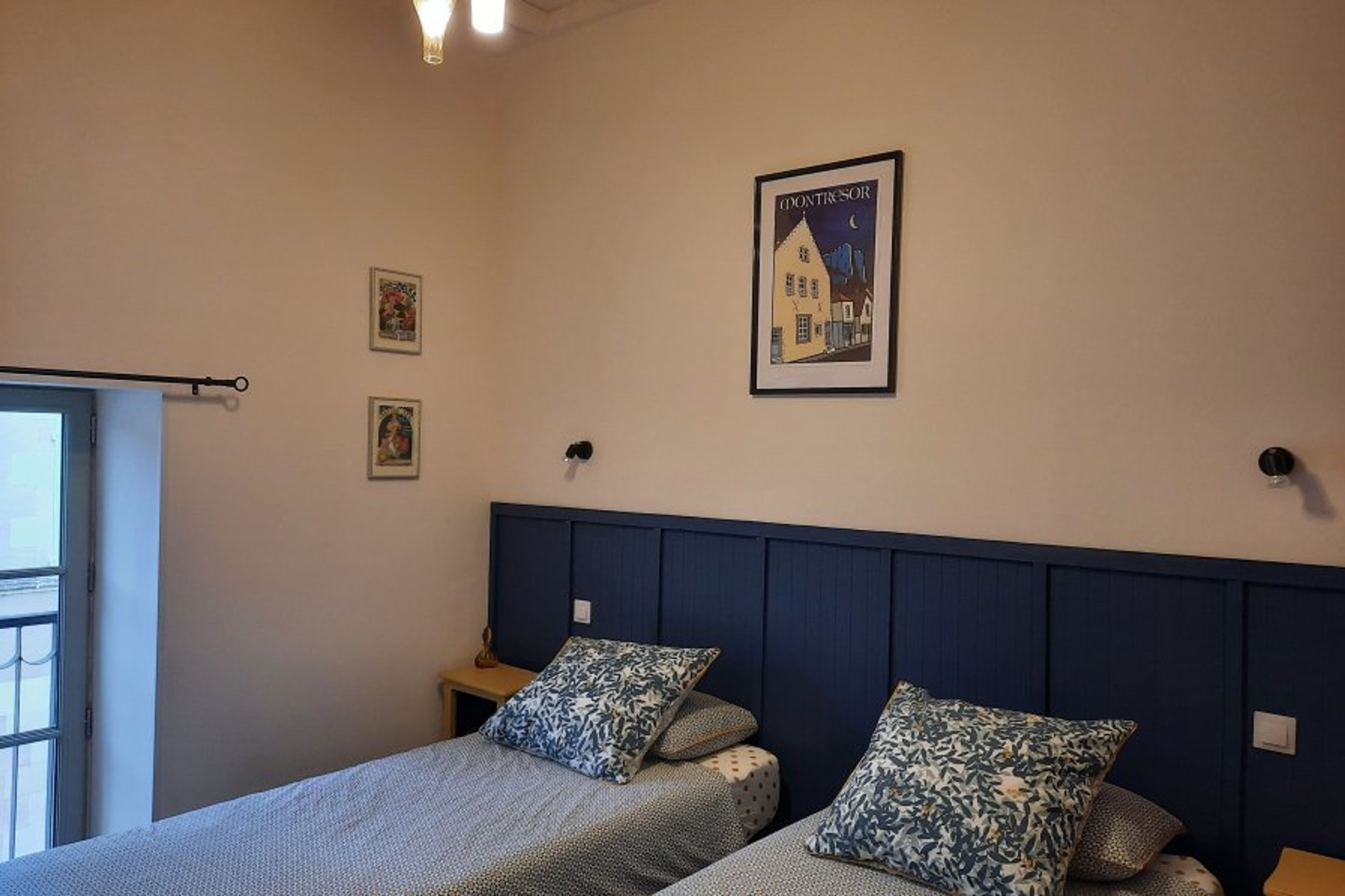 Twin bedroom (2 x 90x200cm) plus room for travel cot
