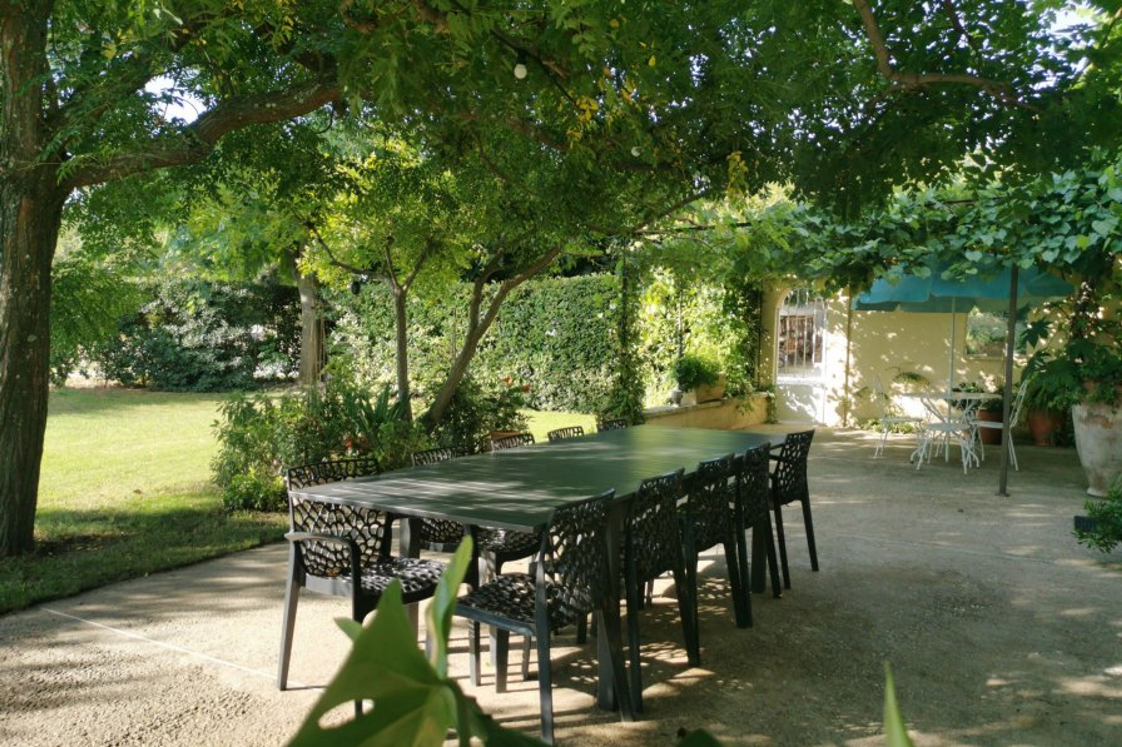 Terrasse salle à manger extérieure - outdoor dining terrace with 10 
