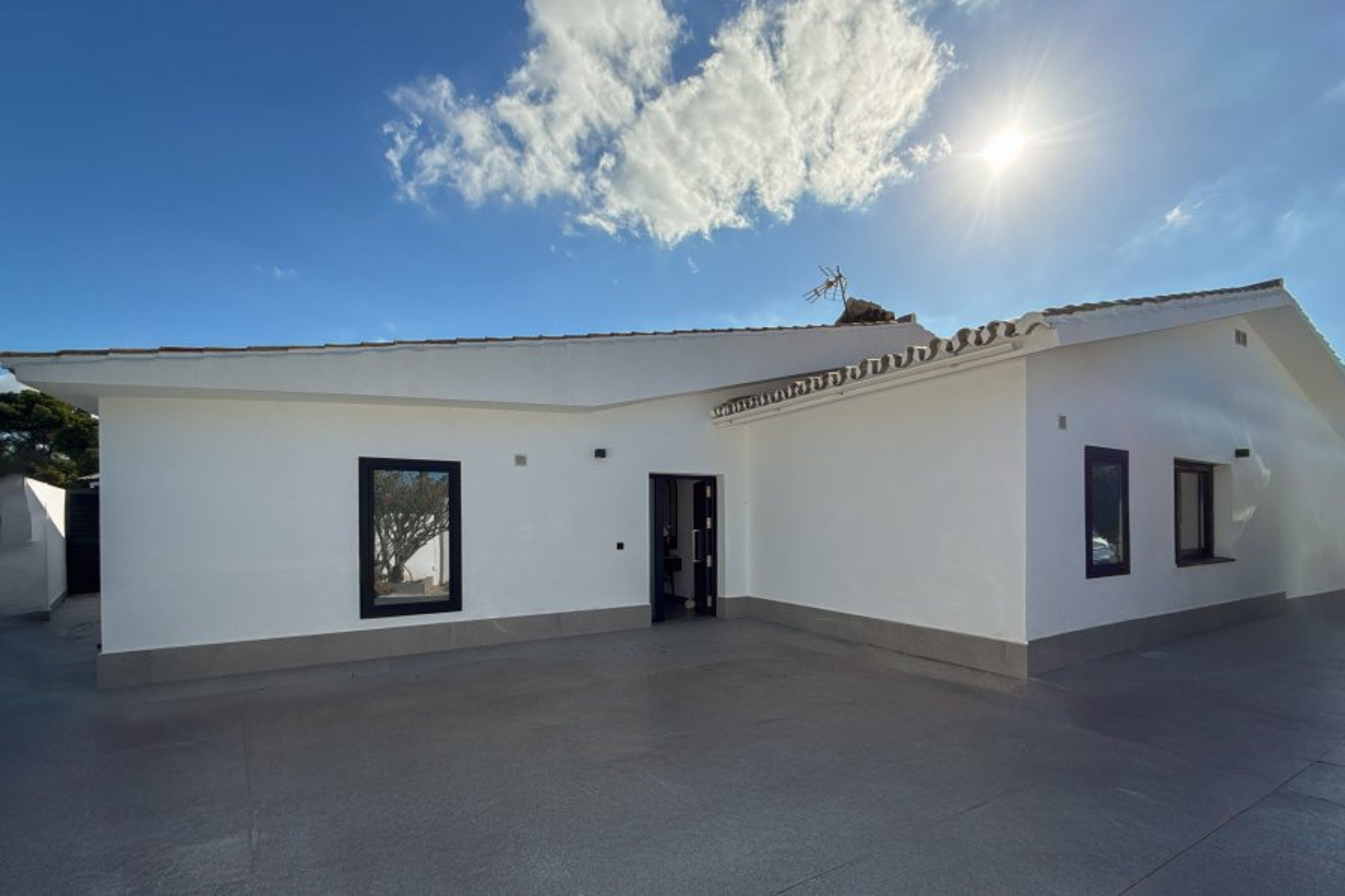 Villa exterior and main entrance.