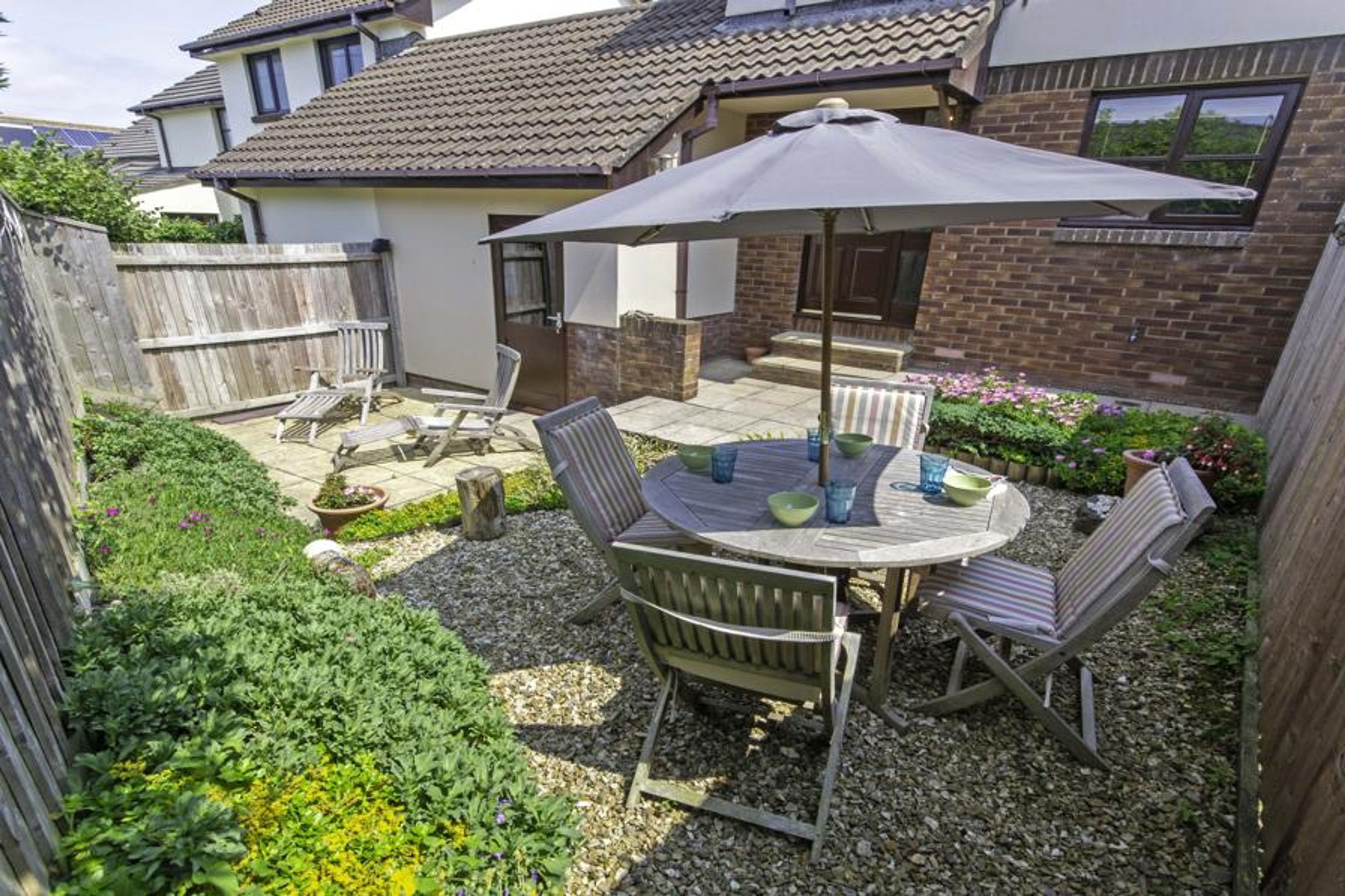 Rear enclosed courtyard garden