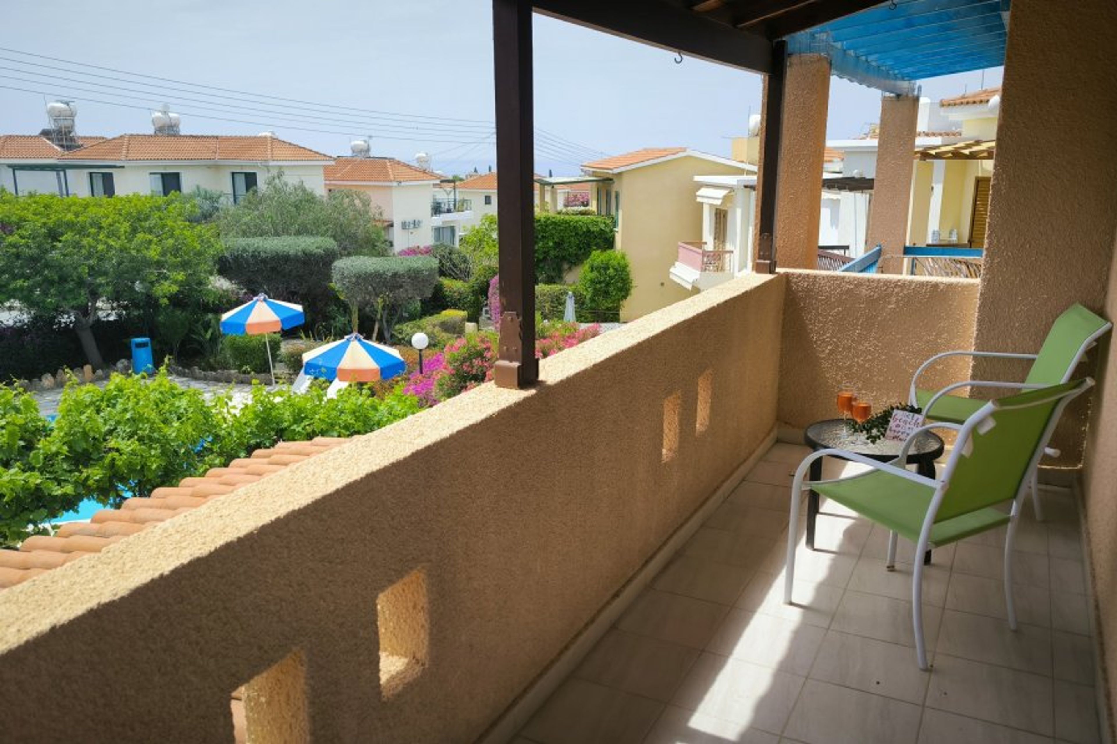 Balcony with a view to the pool