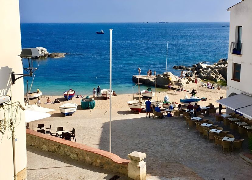 Apartment in Spain, Calella de Palafrugell: Located right in the middle of the lively Calella, bri..