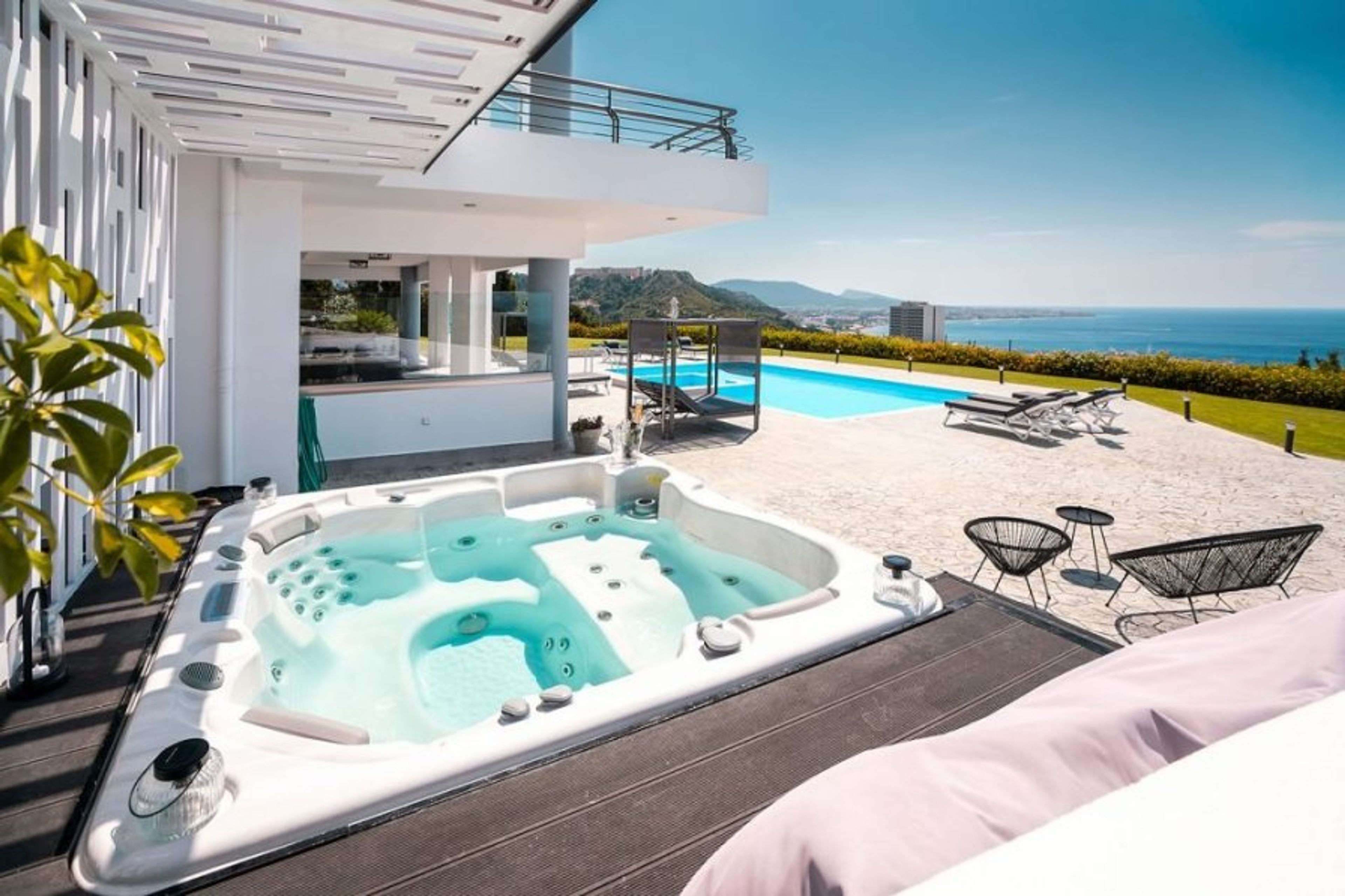 outdoor Jacuzzi with pool and sea view