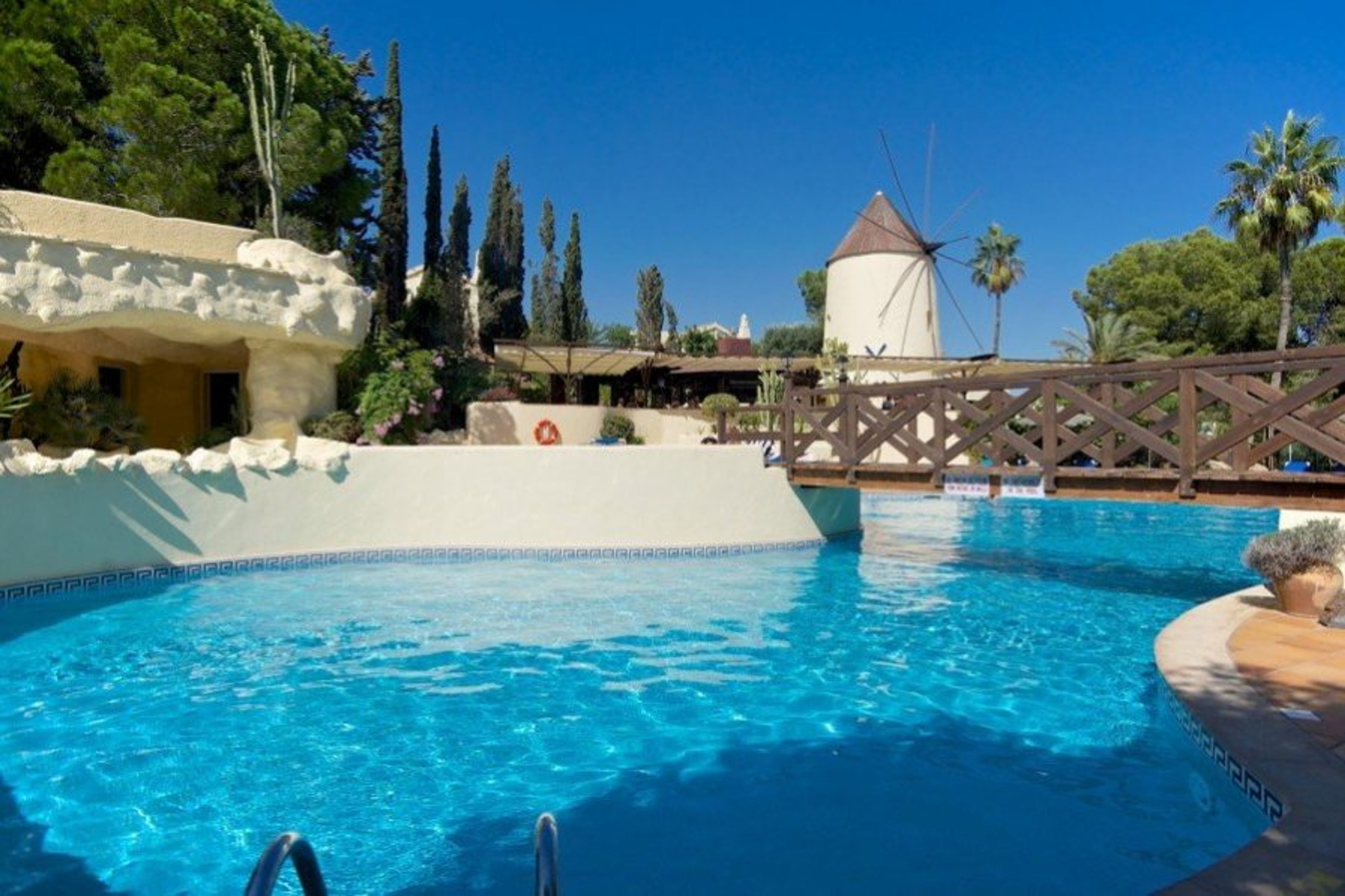 Communal pool with overlooking pool bar / restaurant 