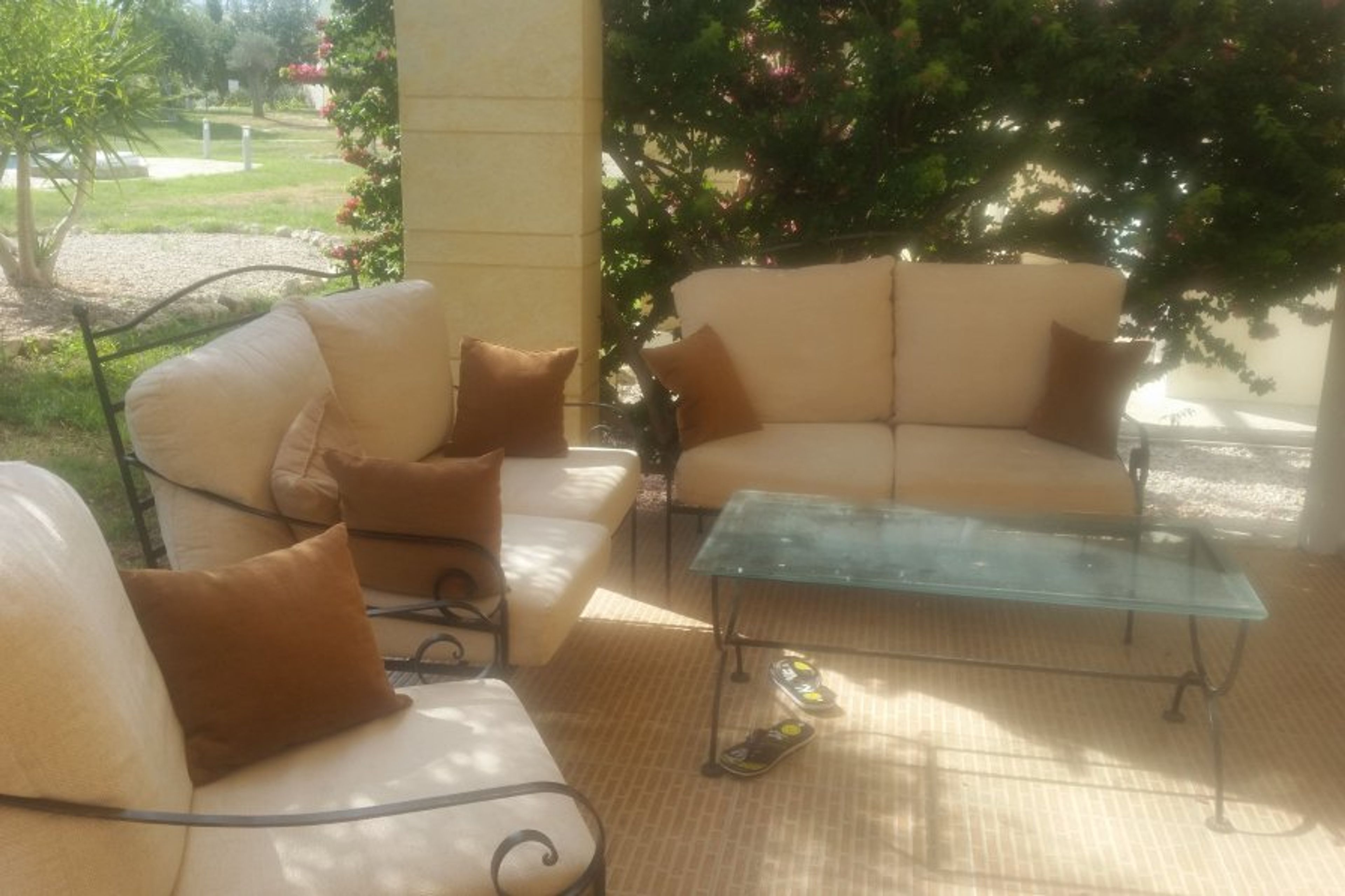 relaxing couches for 6, under the shade of the pergola