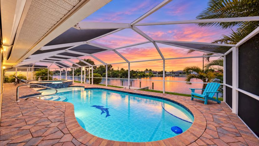 Villa in USA, Cape Coral: A beautiful sunset over the screened-in pool and waterfront creates the ..