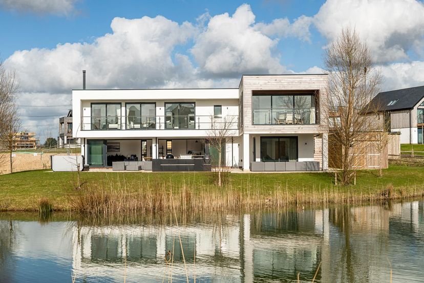 Villa in Crossways, England