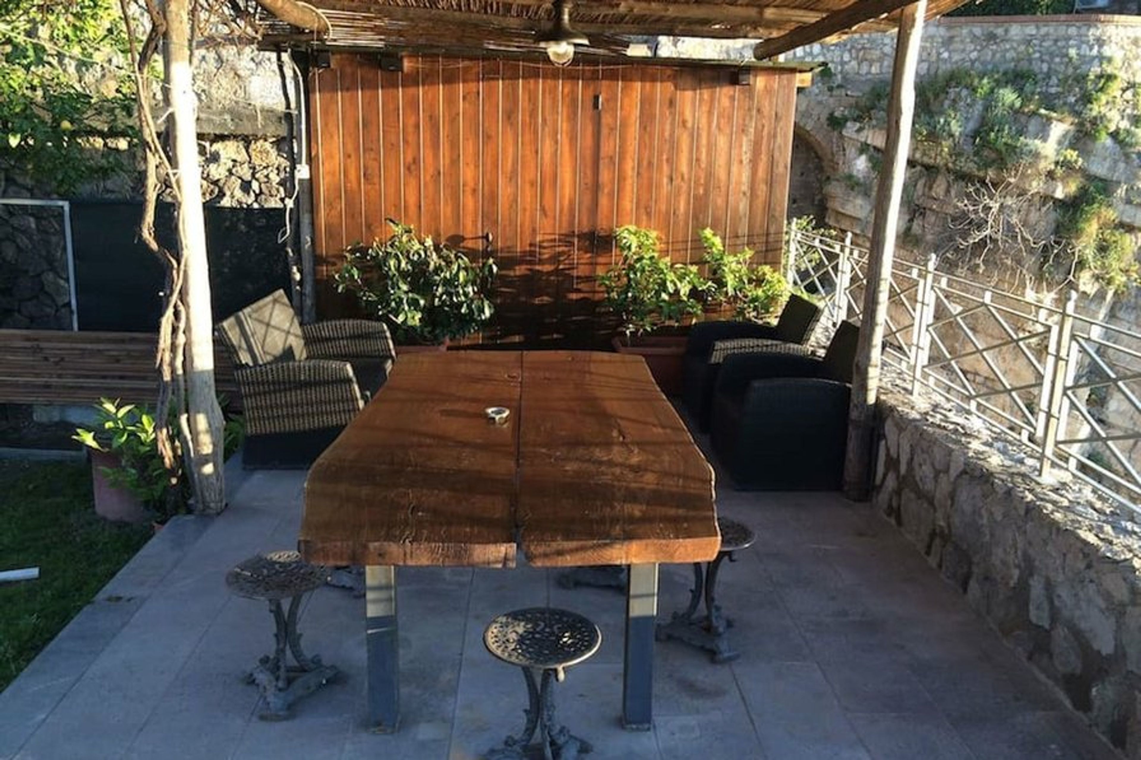 Dinning table for 8 under the patio, with view on Sorrento coast!