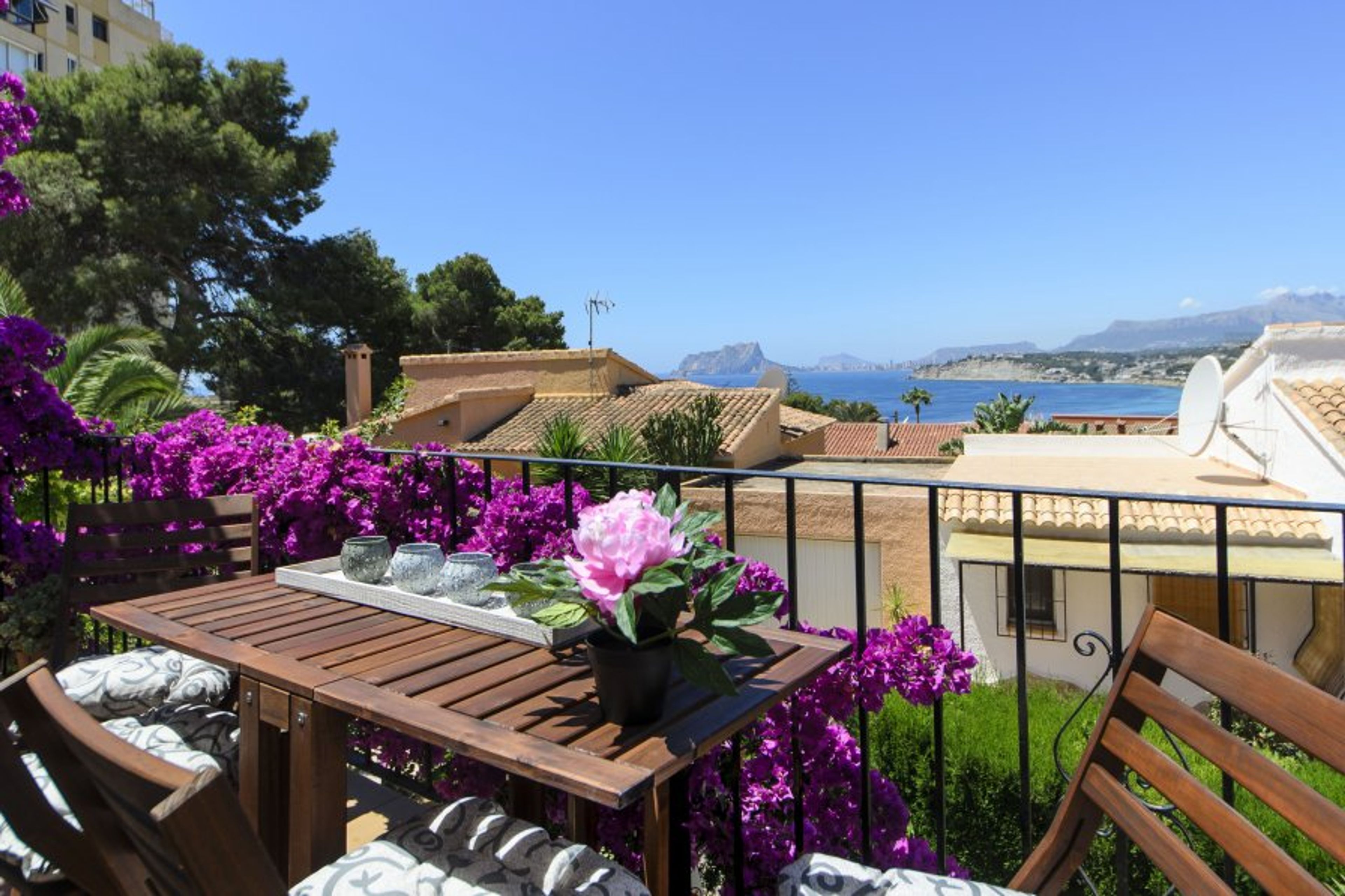 Enjoy the Sea view of the bay of Cap D'Or and the peñon D'Ifach