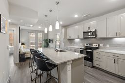 Modern 2br Poolside Patio Suite In North Austin