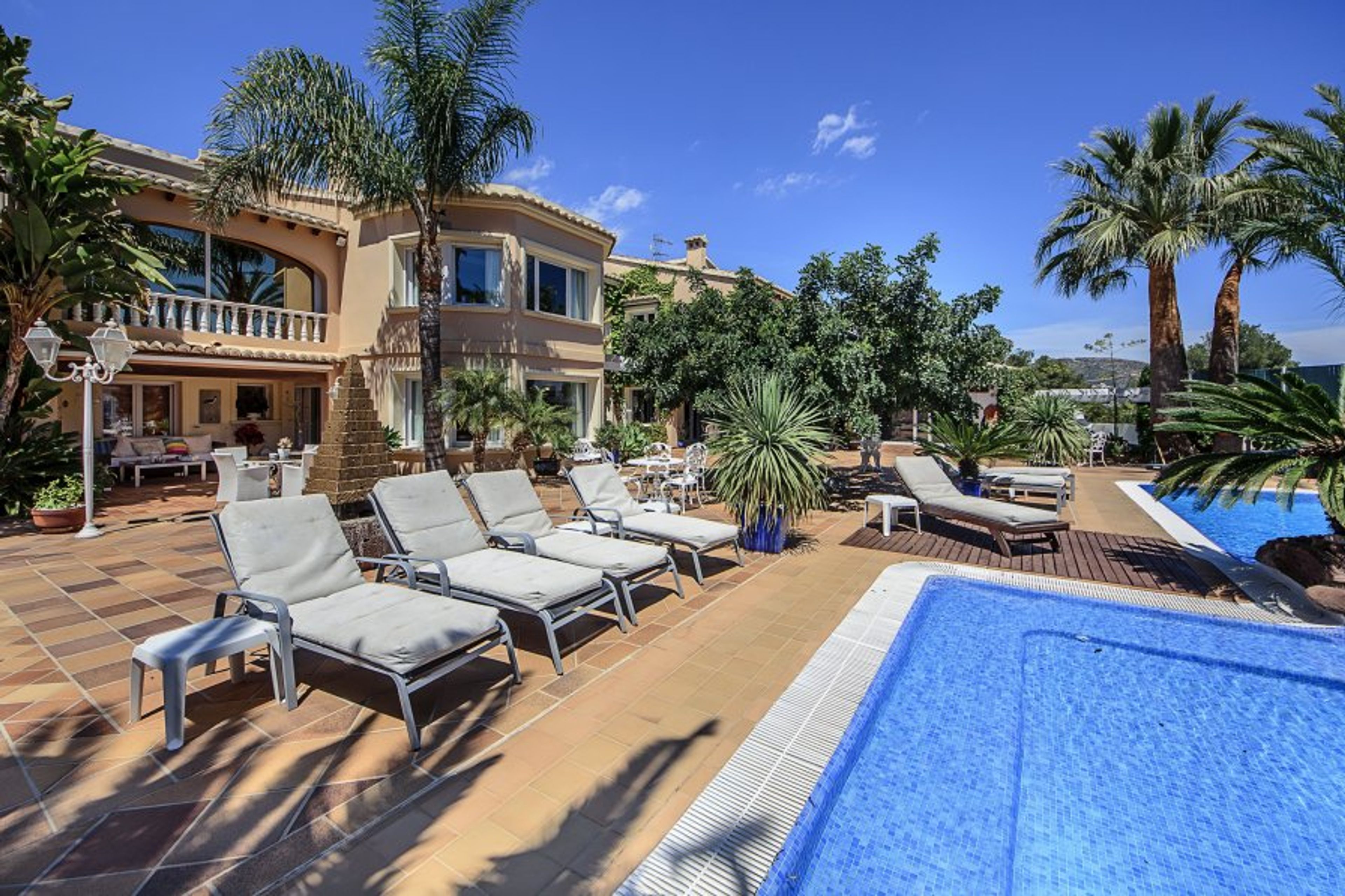 sun longes at the terrace enxt to the pool