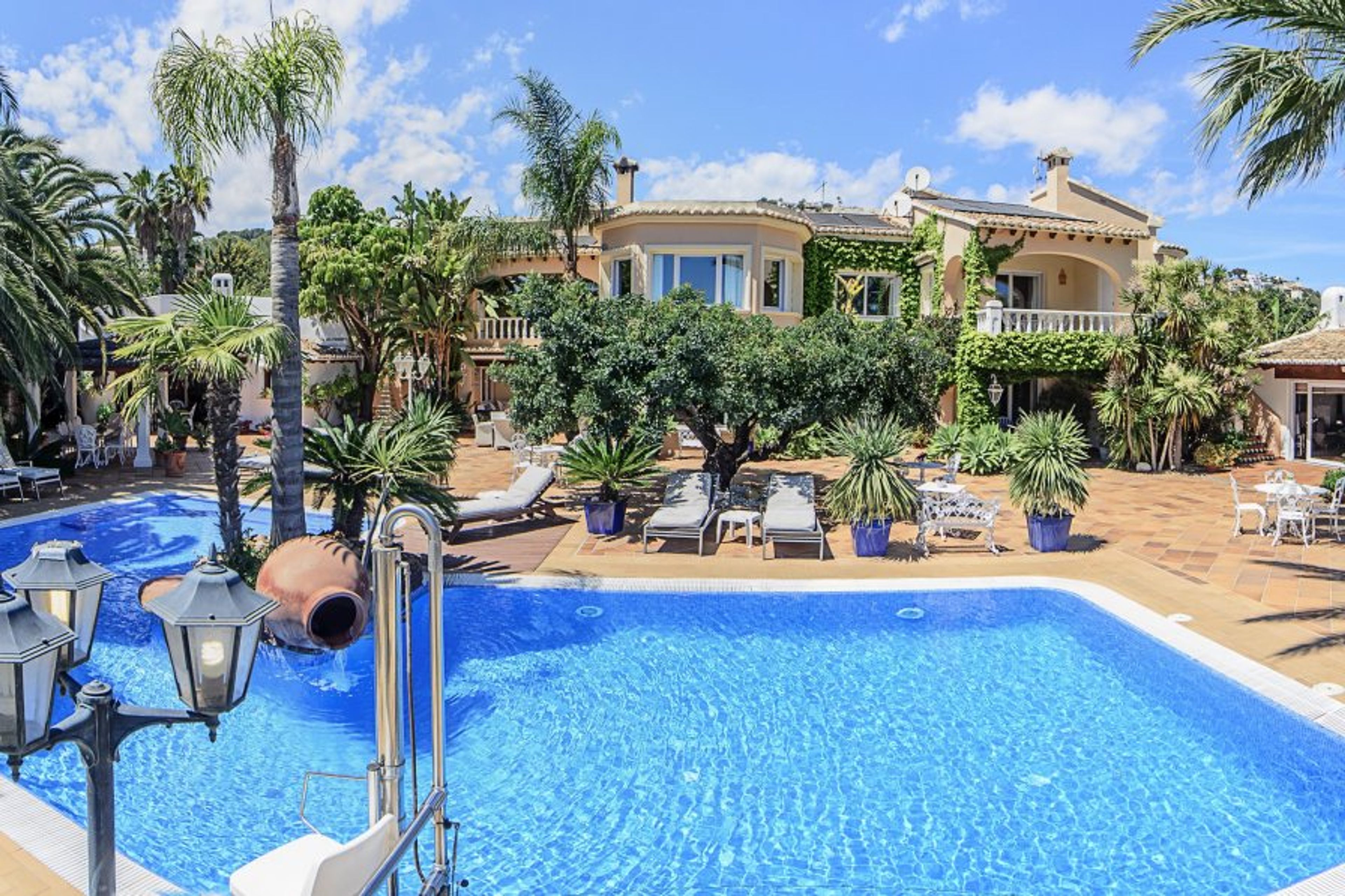 private pool with handicapaccecible lift