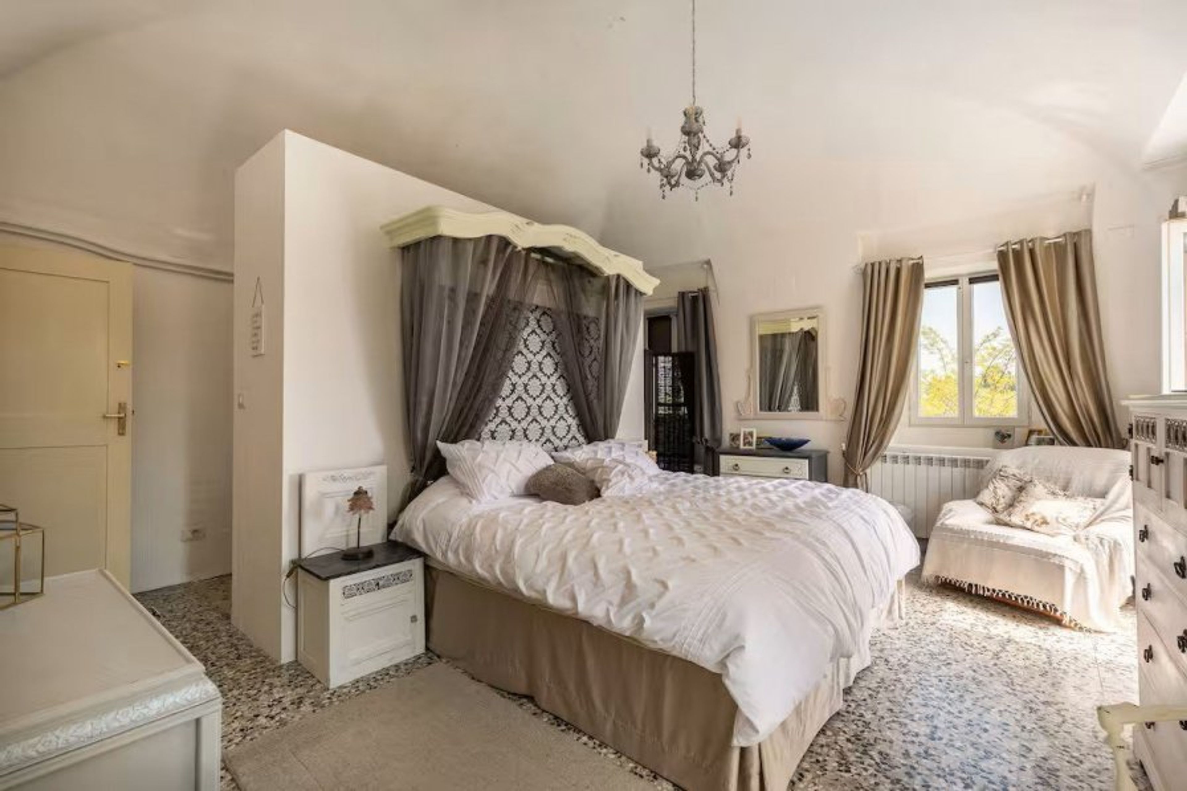 The private suite 'Ella' with queen size bed, ensuite and balcony.