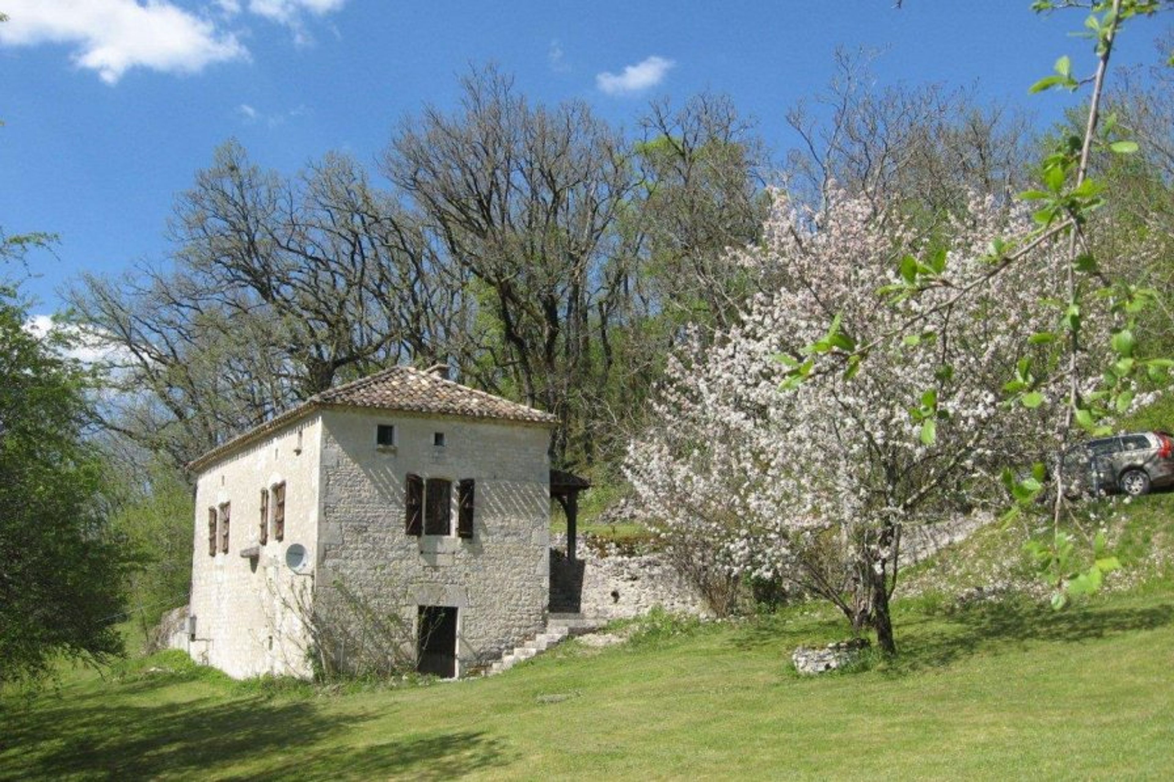 Lafage, peacefully located in woods and meadows. 