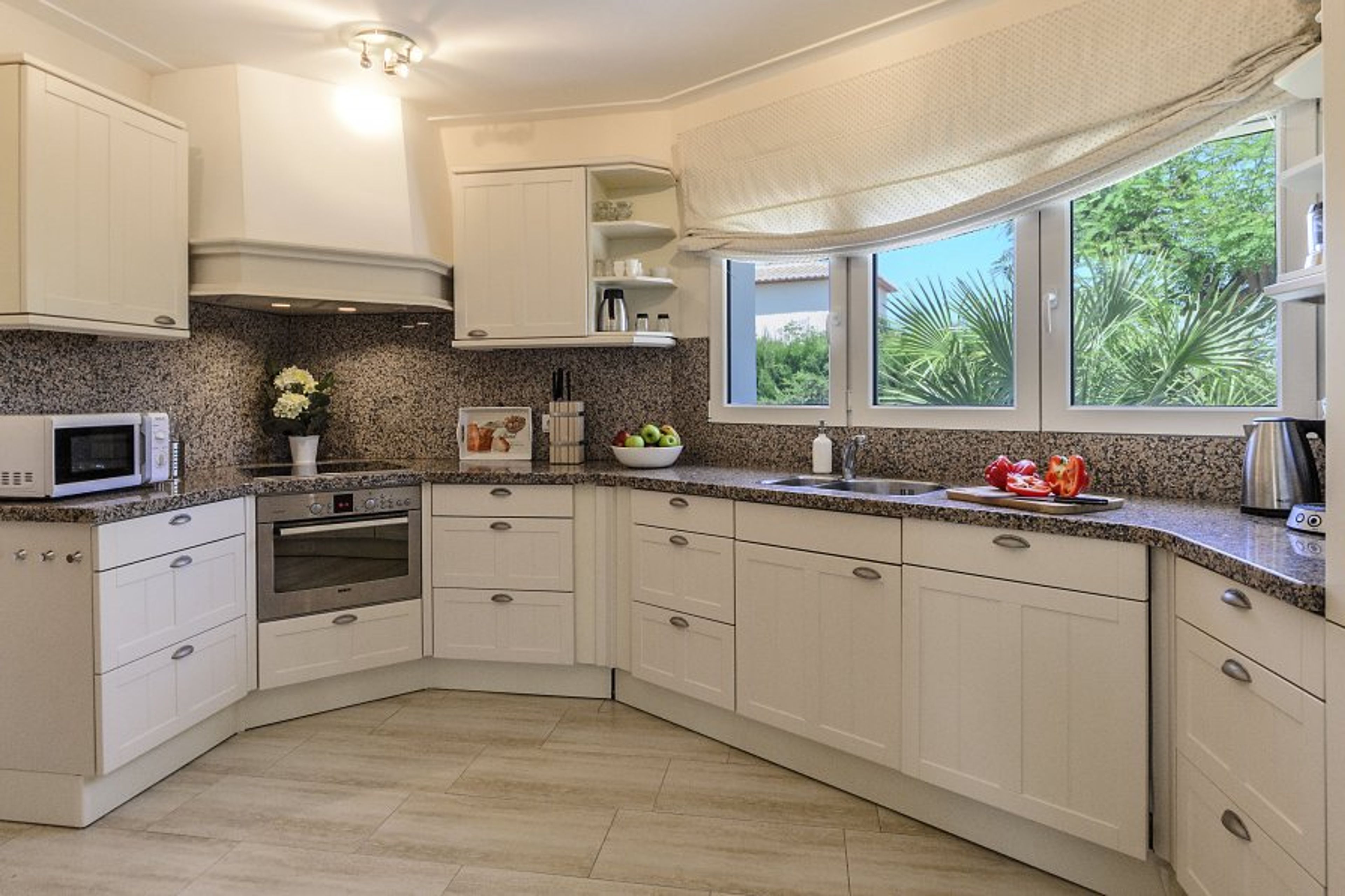 Complete spacious kitchen