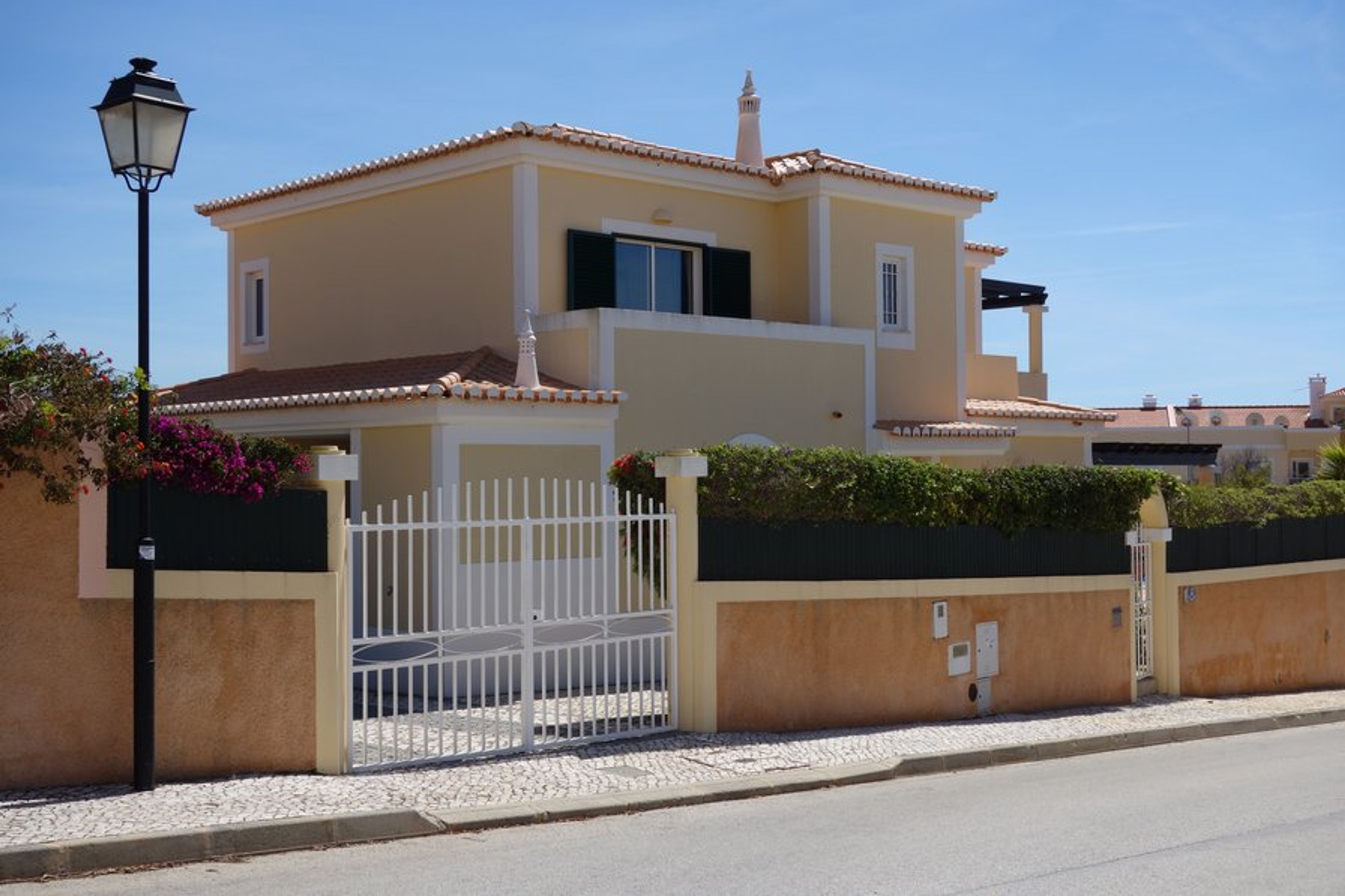 Casa Encantadora front and roadside of villa
