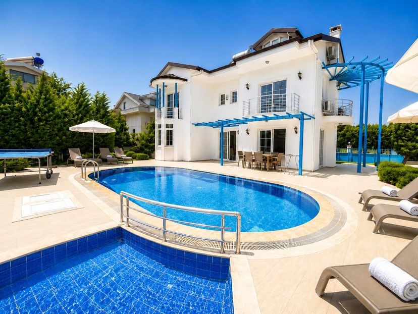 Villa in Turkey, Ovacik: Large private villa with a beautiful pool, sun loungers, and a bright spa..