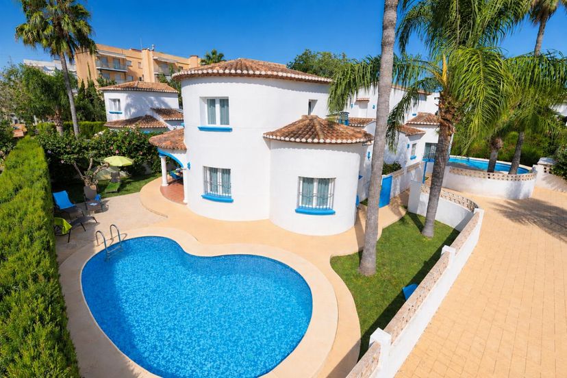 Villa in Spain, Marines: Escape to this stunning white Mediterranean villa featuring a private hea..