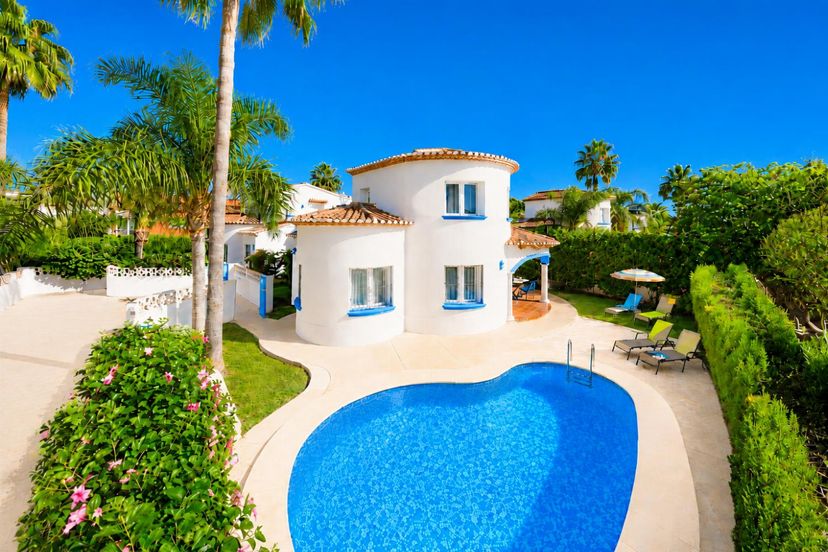 Villa in Spain, Marines: Mediterranean villa with a private swimming pool and palm trees.