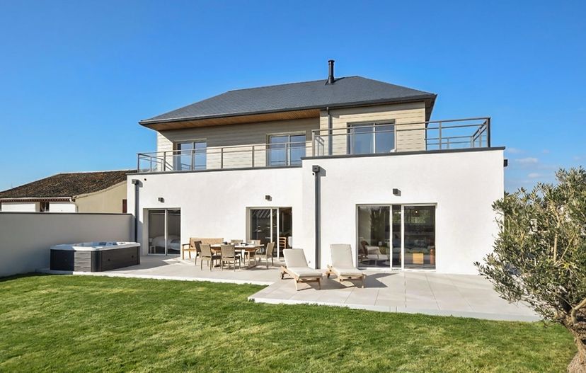 Villa in France, Créances