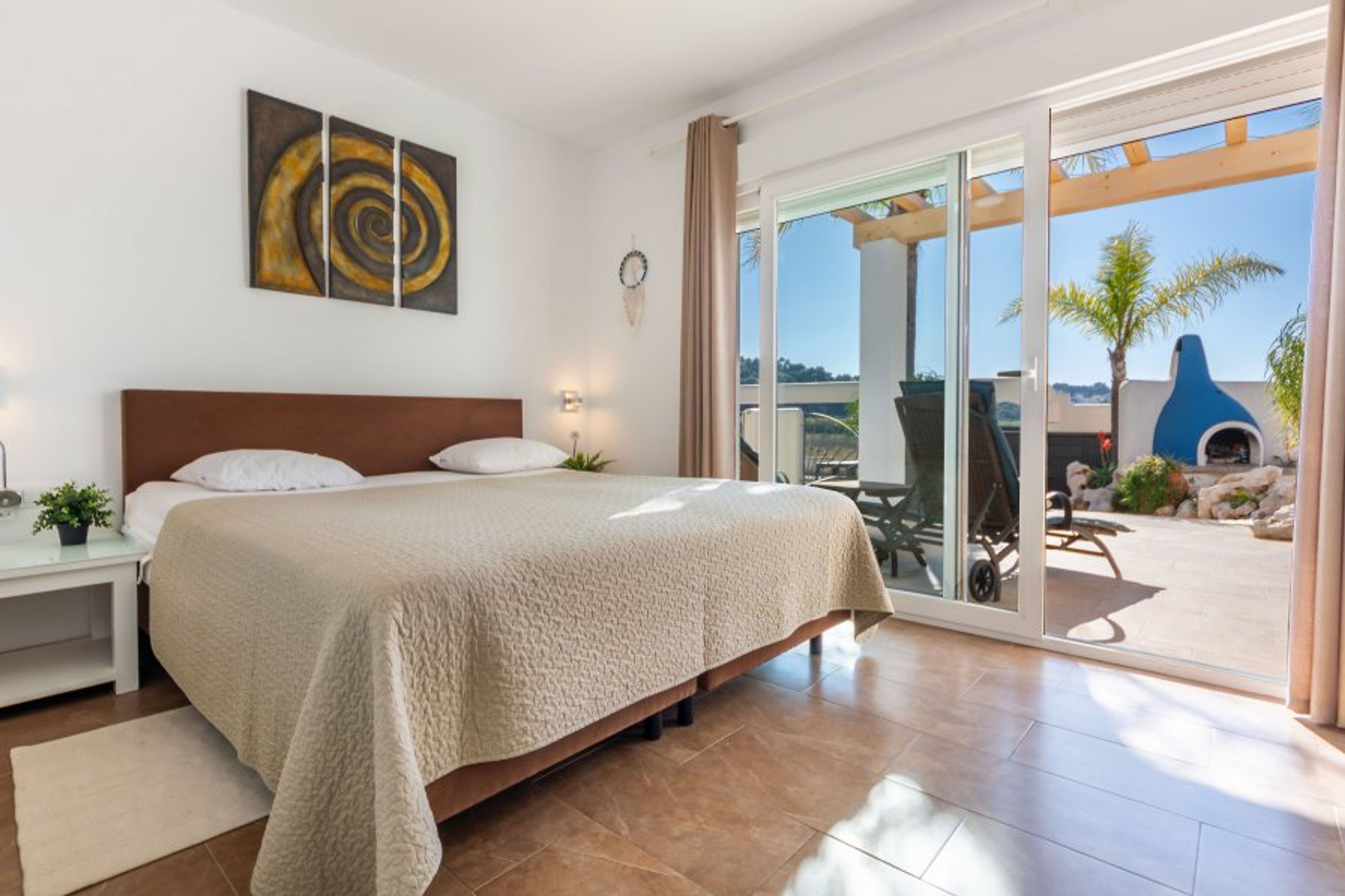 Bedroom  with exit to the terrace and ensuite