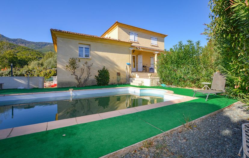 Villa in France, Borgo