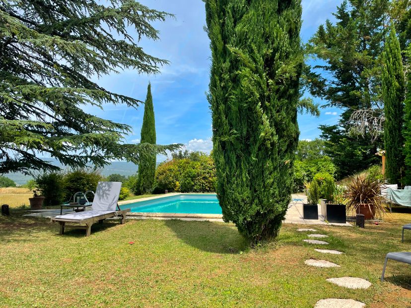 Villa in France, Roussillon: Garden with swimming pool