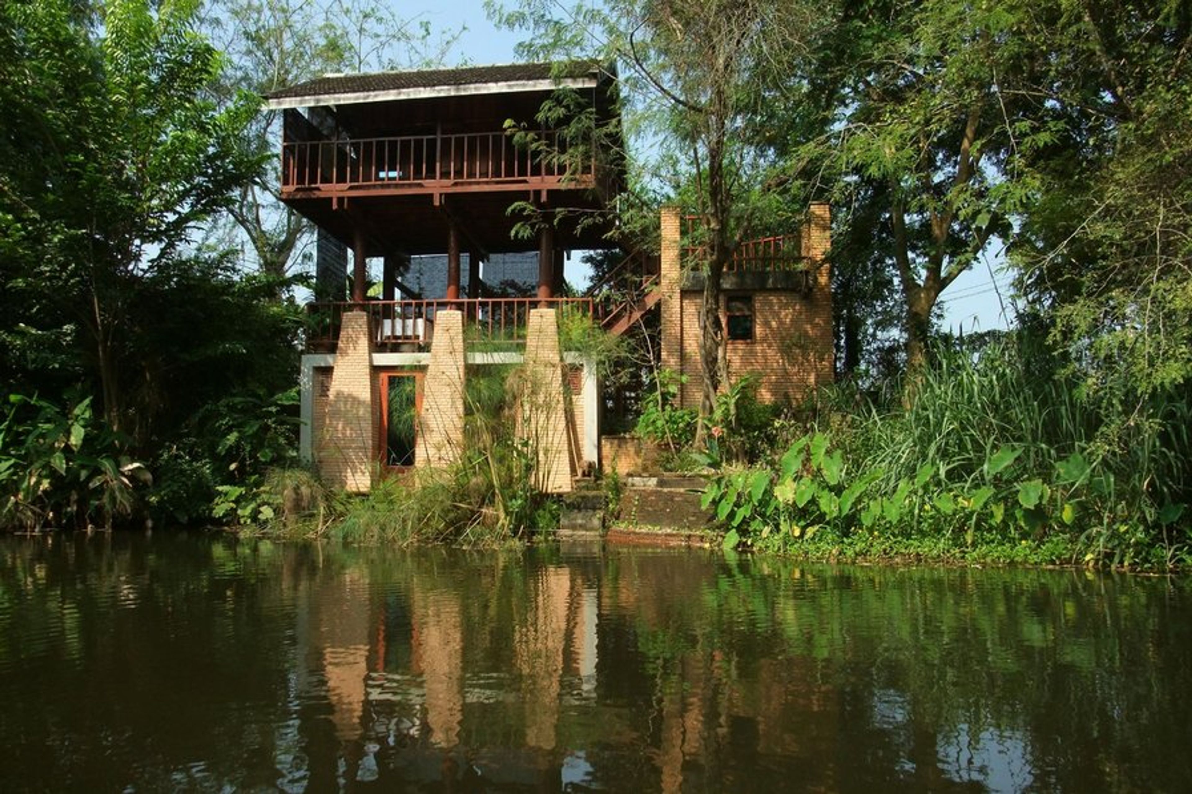 Tai Saeng Chan Pavilion, view from pond